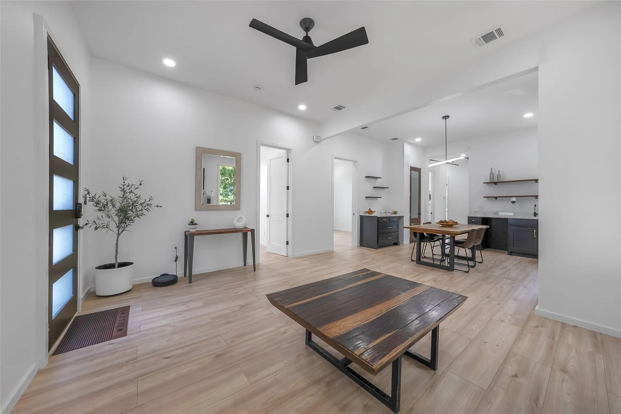 Single Family Residence For Sale in Dallas County , 3608 Metropolitan Avenue, Dallas, Texas 75210, 4 Bedroom, 3 Bathroom, Garage spaces, 1,432 Sqft, built in 1936, Preowned, mls#21233451, Real Estate Agent in Dallas, Homes For Sale in Dallas county, Homes For Sale in Dallas, Realtor in Dallas Texas, Real Estate Brokerage Independent Realty Texas, Luminita Cordes Realtor