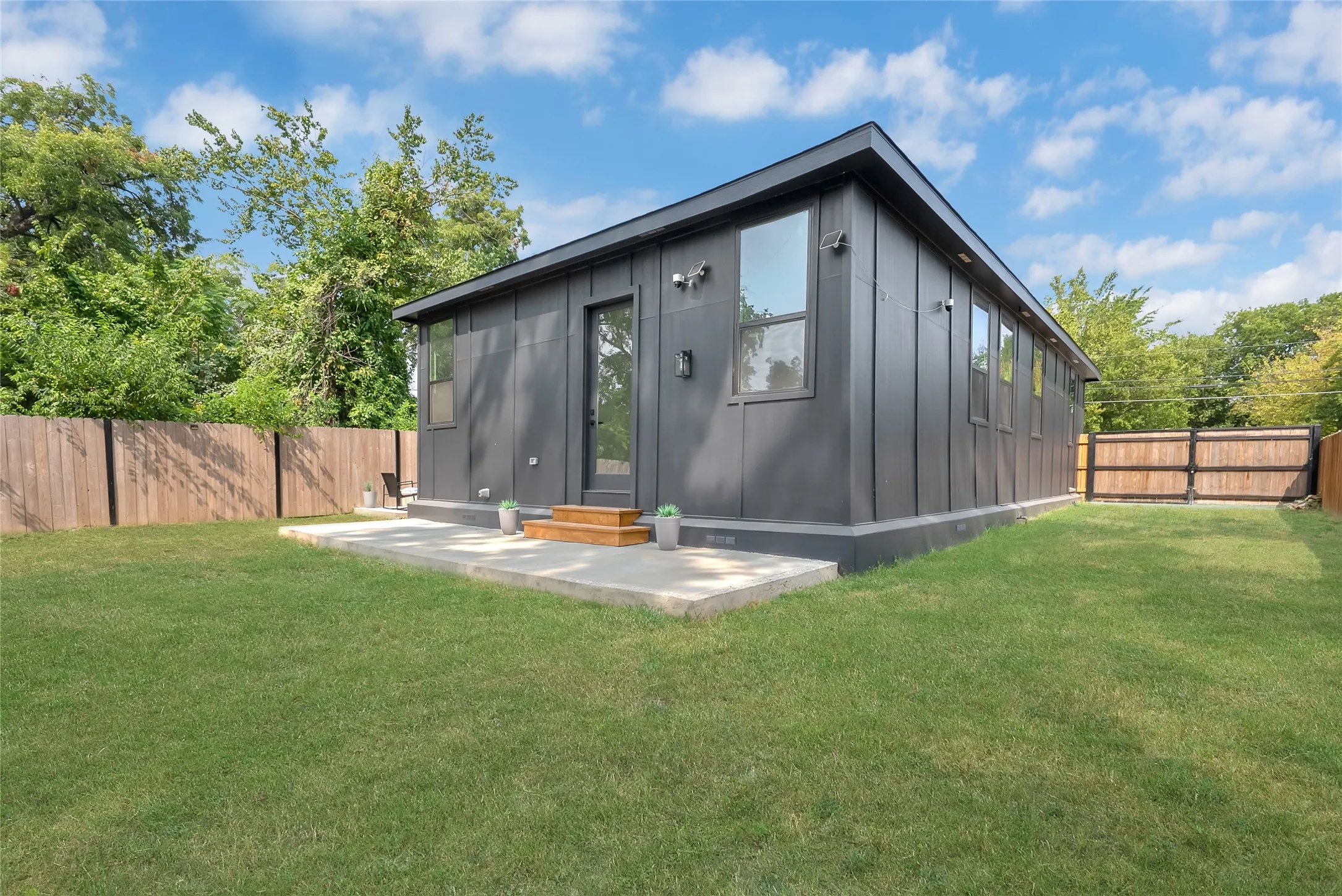 Single Family Residence For Sale in Dallas County , 3608 Metropolitan Avenue, Dallas, Texas 75210, 4 Bedroom, 3 Bathroom, Garage spaces, 1,432 Sqft, built in 1936, Preowned, mls#21233451, Real Estate Agent in Dallas, Homes For Sale in Dallas county, Homes For Sale in Dallas, Realtor in Dallas Texas, Real Estate Brokerage Independent Realty Texas, Luminita Cordes Realtor