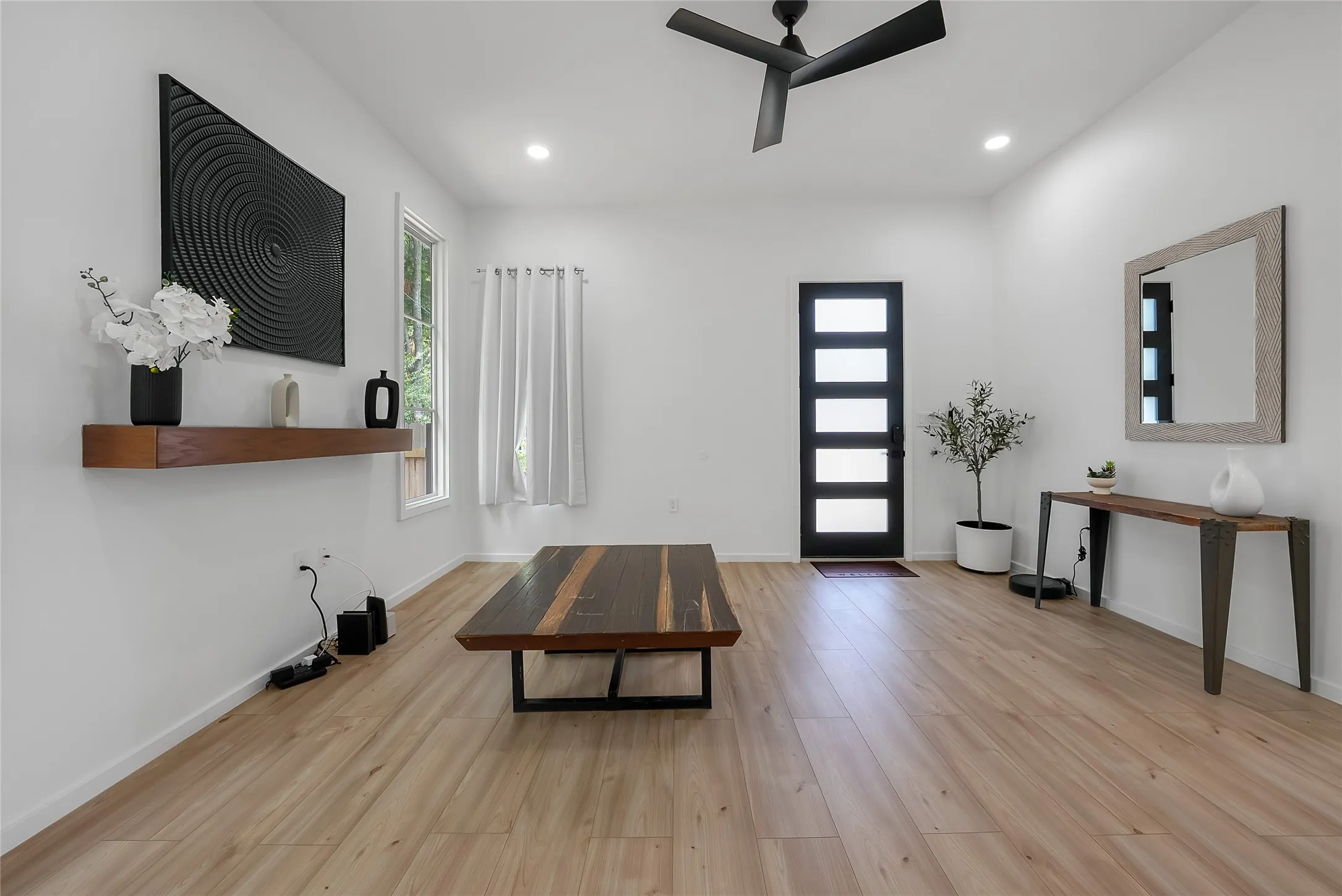 Single Family Residence For Sale in Dallas County , 3608 Metropolitan Avenue, Dallas, Texas 75210, 4 Bedroom, 3 Bathroom, Garage spaces, 1,432 Sqft, built in 1936, Preowned, mls#21233451, Real Estate Agent in Dallas, Homes For Sale in Dallas county, Homes For Sale in Dallas, Realtor in Dallas Texas, Real Estate Brokerage Independent Realty Texas, Luminita Cordes Realtor