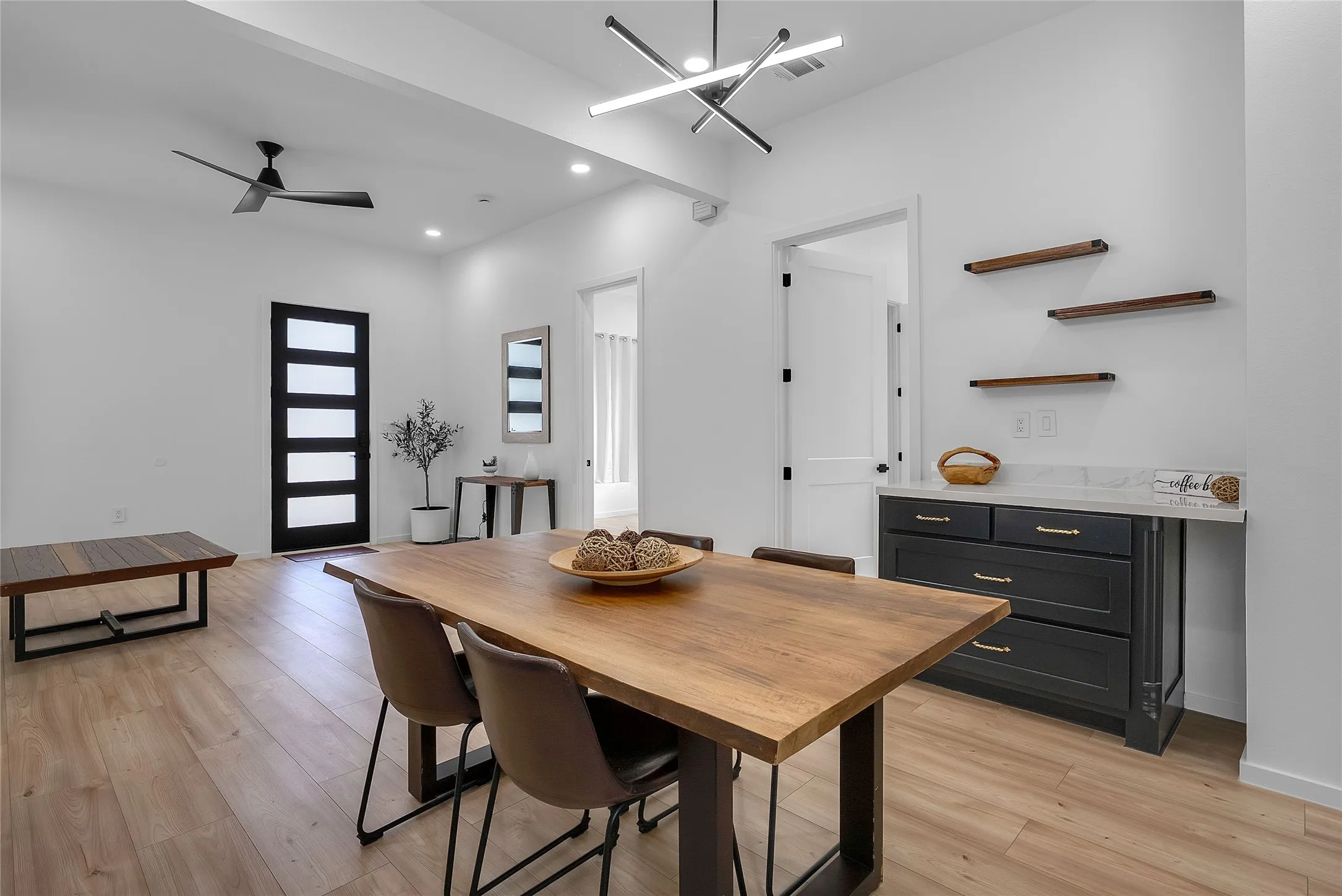 Single Family Residence For Sale in Dallas County , 3608 Metropolitan Avenue, Dallas, Texas 75210, 4 Bedroom, 3 Bathroom, Garage spaces, 1,432 Sqft, built in 1936, Preowned, mls#21233451, Real Estate Agent in Dallas, Homes For Sale in Dallas county, Homes For Sale in Dallas, Realtor in Dallas Texas, Real Estate Brokerage Independent Realty Texas, Luminita Cordes Realtor