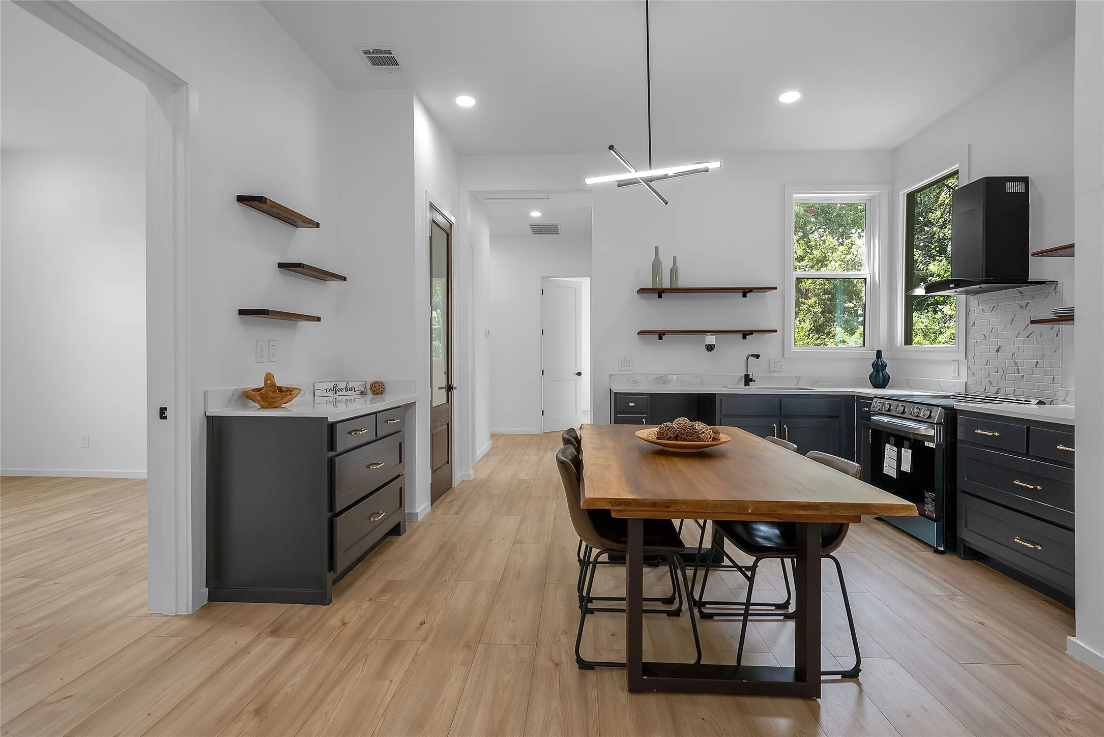 Single Family Residence For Sale in Dallas County , 3608 Metropolitan Avenue, Dallas, Texas 75210, 4 Bedroom, 3 Bathroom, Garage spaces, 1,432 Sqft, built in 1936, Preowned, mls#21233451, Real Estate Agent in Dallas, Homes For Sale in Dallas county, Homes For Sale in Dallas, Realtor in Dallas Texas, Real Estate Brokerage Independent Realty Texas, Luminita Cordes Realtor