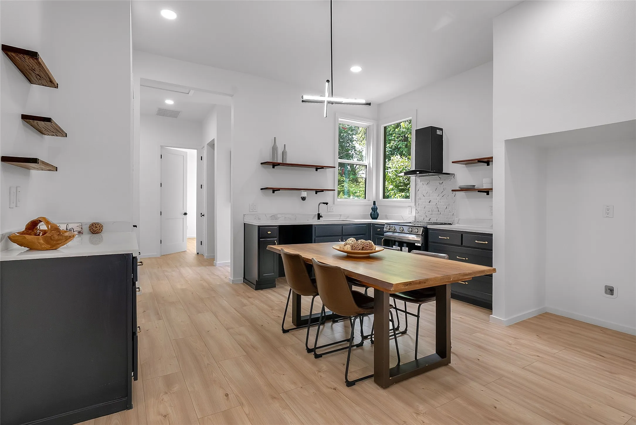 Single Family Residence For Sale in Dallas County , 3608 Metropolitan Avenue, Dallas, Texas 75210, 4 Bedroom, 3 Bathroom, Garage spaces, 1,432 Sqft, built in 1936, Preowned, mls#21233451, Real Estate Agent in Dallas, Homes For Sale in Dallas county, Homes For Sale in Dallas, Realtor in Dallas Texas, Real Estate Brokerage Independent Realty Texas, Luminita Cordes Realtor