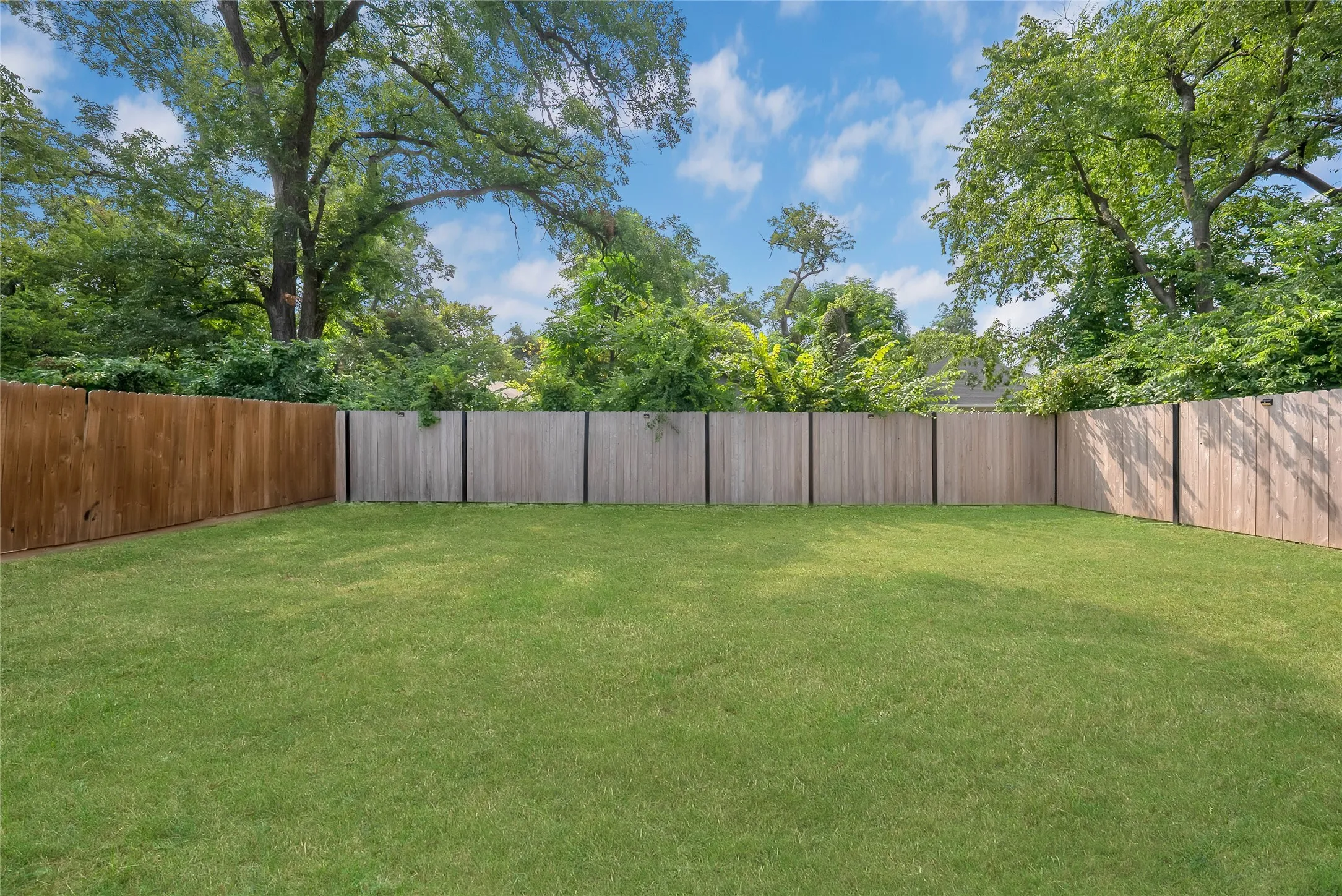 Single Family Residence For Sale in Dallas County , 3608 Metropolitan Avenue, Dallas, Texas 75210, 4 Bedroom, 3 Bathroom, Garage spaces, 1,432 Sqft, built in 1936, Preowned, mls#21233451, Real Estate Agent in Dallas, Homes For Sale in Dallas county, Homes For Sale in Dallas, Realtor in Dallas Texas, Real Estate Brokerage Independent Realty Texas, Luminita Cordes Realtor