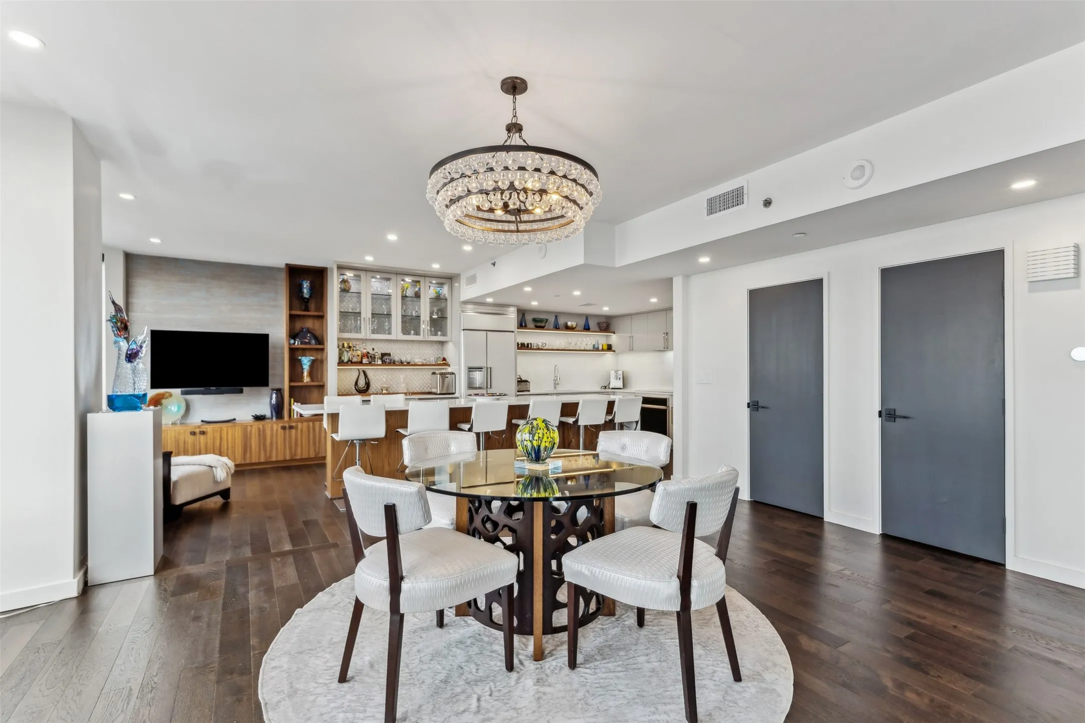 Condominium For Rent in Dallas County , 3030 Mckinney Avenue 2305, Dallas, Texas 75204, 2 Bedrooms, 3 Bathrooms, 2 Garage spaces, 2,760 Sqft, built in 1981, Preowned, Price $10,000, mls#21234823, Real Estate Agent in Dallas, Homes For Rent in Dallas county, Homes For Rent in Dallas, Realtor in Dallas Texas, Real Estate Brokerage Independent Realty Texas, Luminita Cordes Realtor