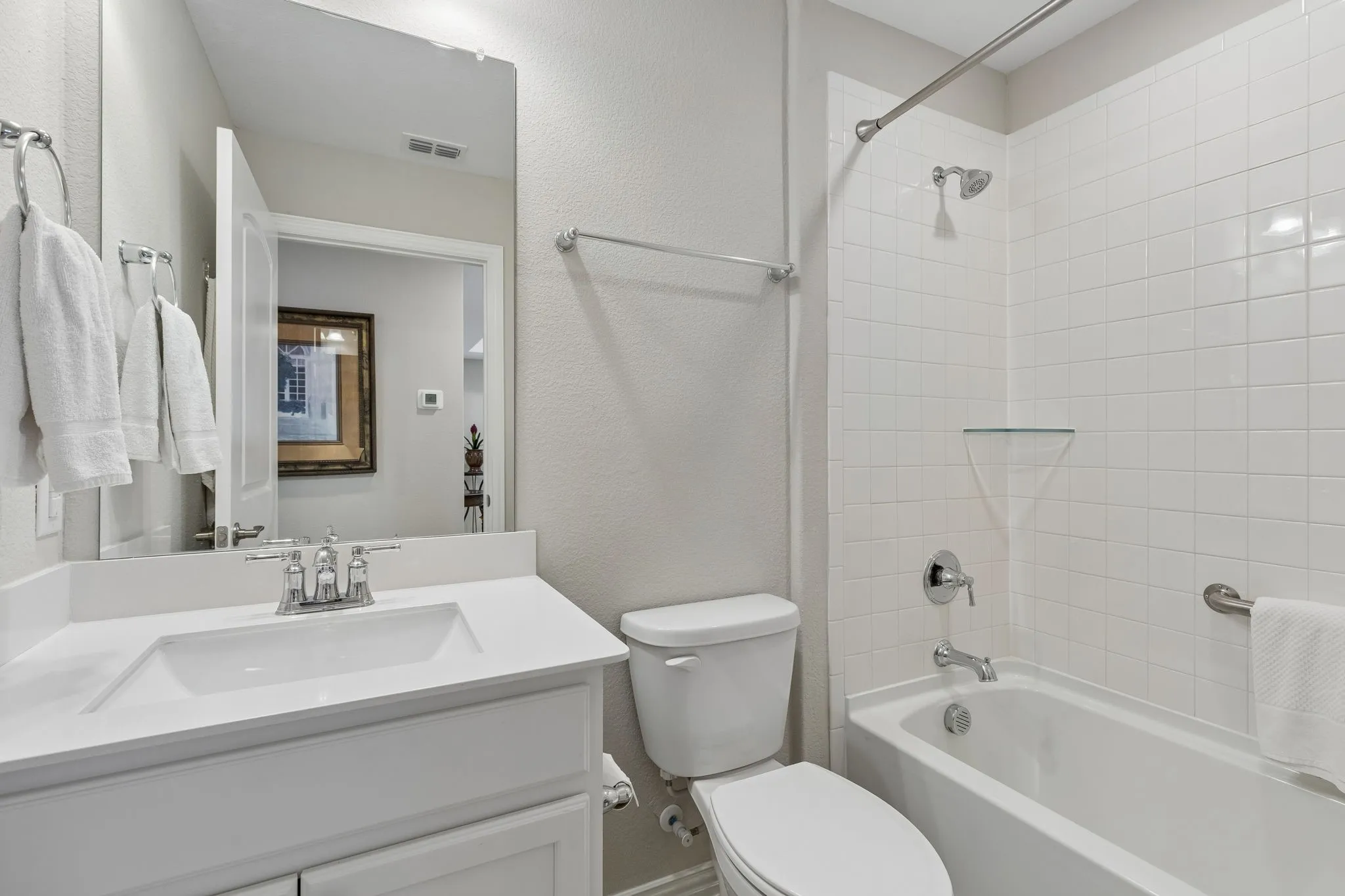 secondary full bathroom w tub