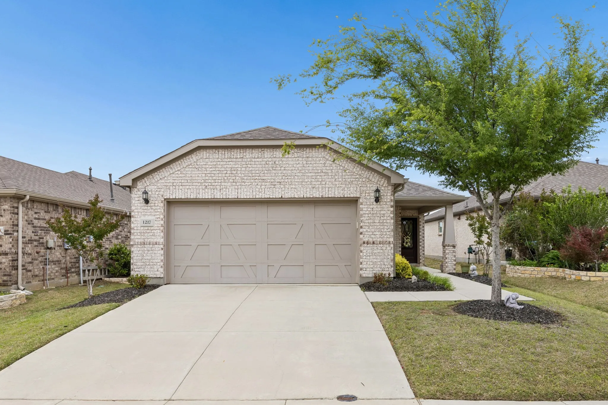 Single Family Residence For Sale in Denton County , 1217 Revolution Drive, Little Elm, Texas 76227, 3 Bedroom, 2 Bathroom, 2 Garage spaces, 1,681 Sqft, built in 2021, Preowned, mls#21234385, Real Estate Agent in Little Elm, Homes For Sale in Denton county, Homes For Sale in Little Elm, Realtor in Little Elm Texas, Real Estate Brokerage Independent Realty Texas, Luminita Cordes Realtor