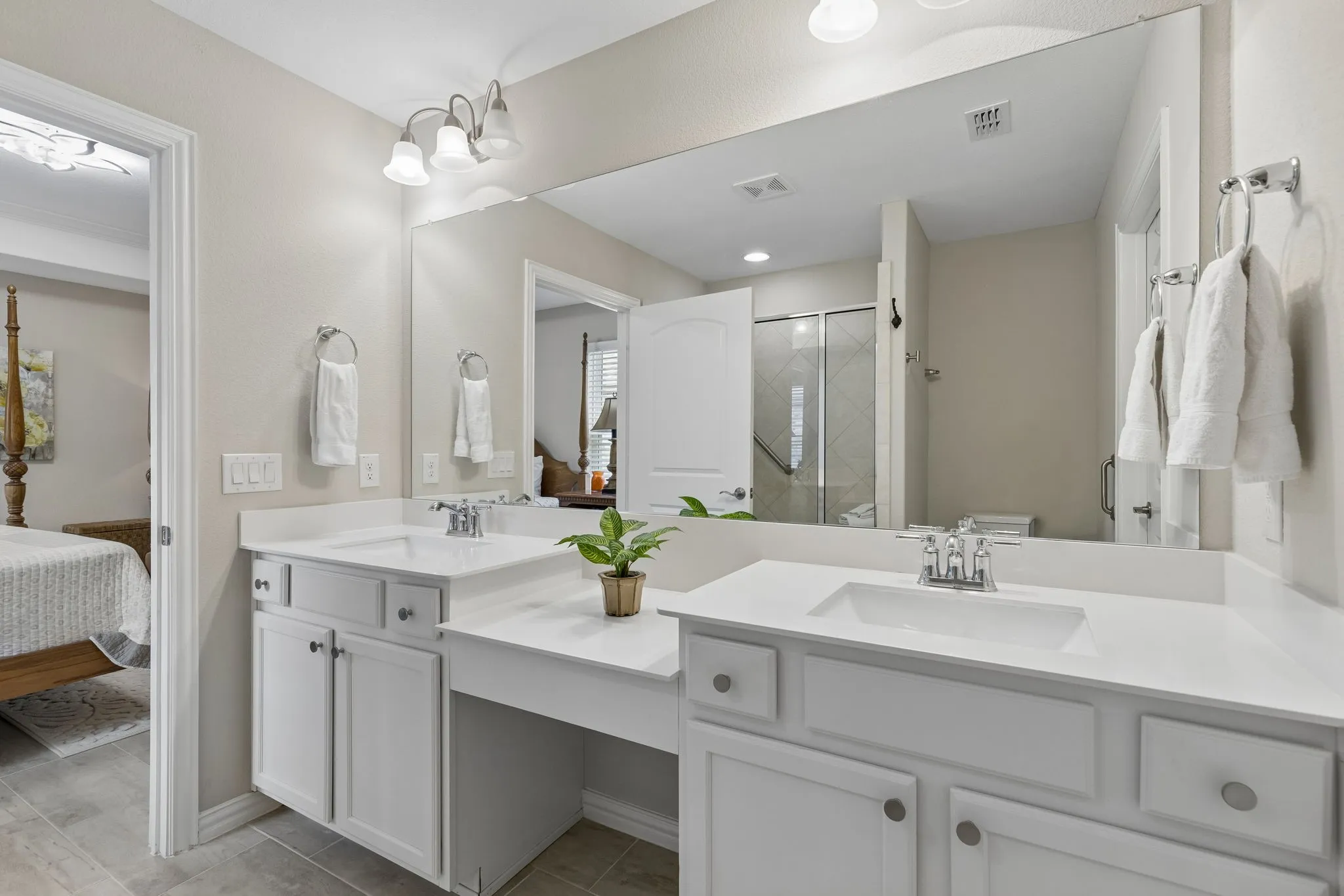 dbl vanity and sitting area