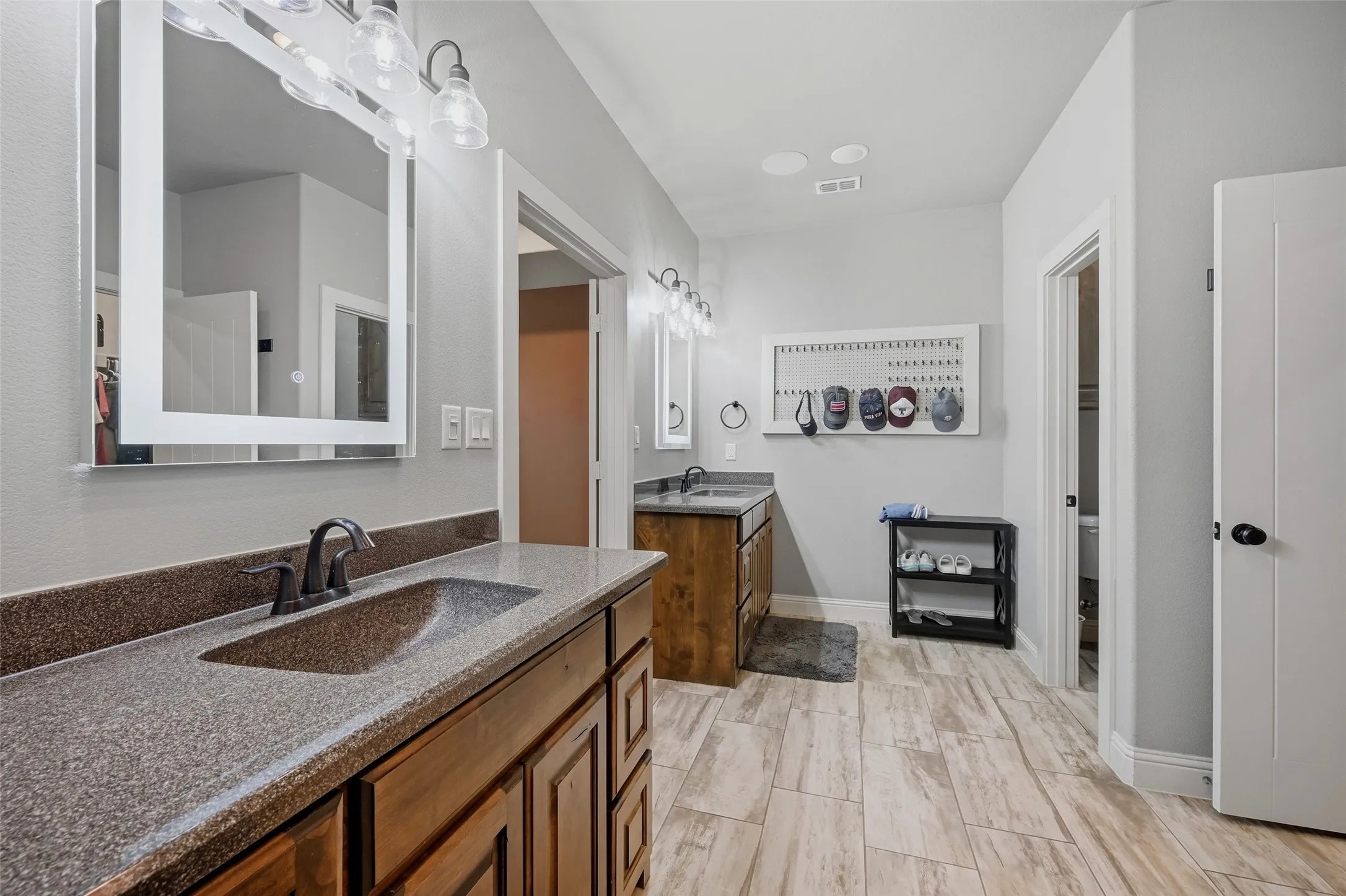 Single Family Residence For Sale in Grayson County , 56 Turtle Point Lane, Gordonville, Texas 76245, 4 Bedroom, 5 Bathroom, 3 Garage spaces, 3,376 Sqft, built in 2018, Preowned, mls#21234083, Real Estate Agent in Gordonville, Homes For Sale in Grayson county, Homes For Sale in Gordonville, Realtor in Gordonville Texas, Real Estate Brokerage Independent Realty Texas, Luminita Cordes Realtor