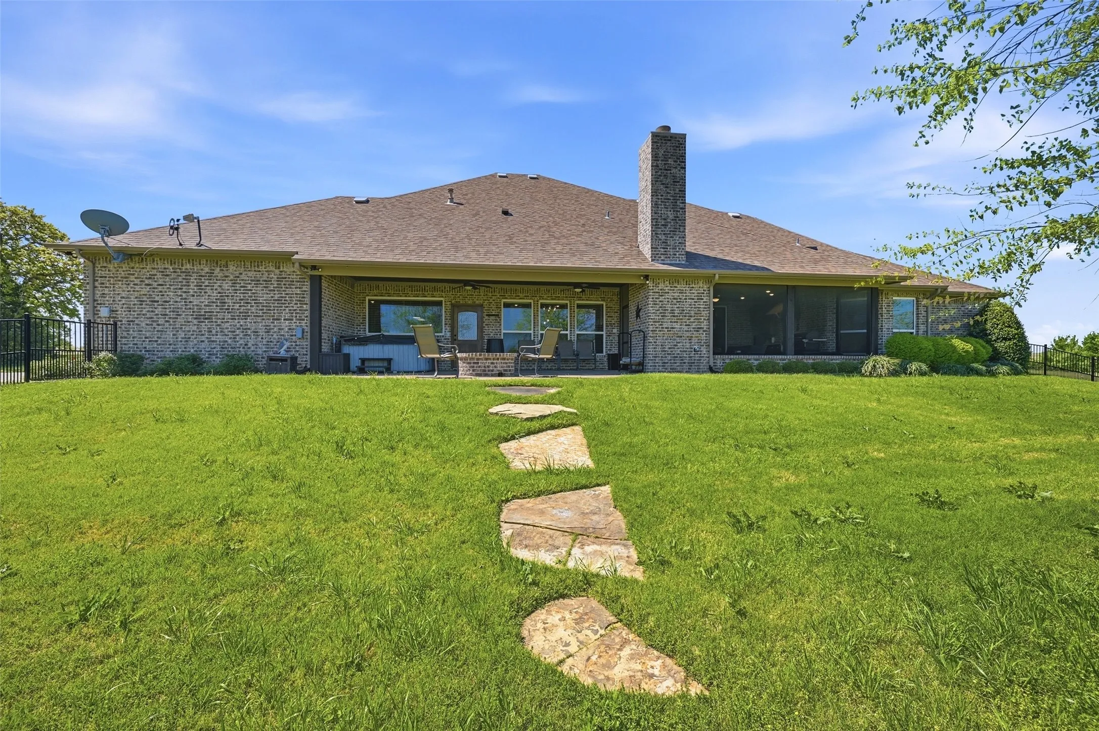 Single Family Residence For Sale in Grayson County , 56 Turtle Point Lane, Gordonville, Texas 76245, 4 Bedroom, 5 Bathroom, 3 Garage spaces, 3,376 Sqft, built in 2018, Preowned, mls#21234083, Real Estate Agent in Gordonville, Homes For Sale in Grayson county, Homes For Sale in Gordonville, Realtor in Gordonville Texas, Real Estate Brokerage Independent Realty Texas, Luminita Cordes Realtor
