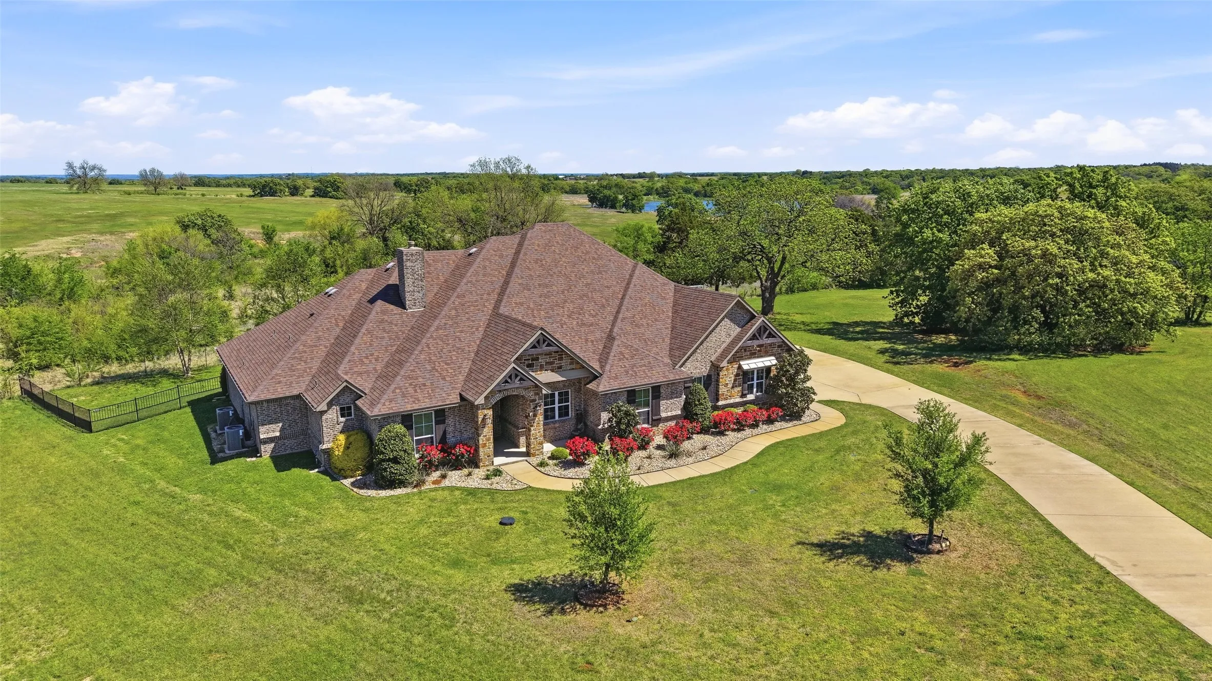 Single Family Residence For Sale in Grayson County , 56 Turtle Point Lane, Gordonville, Texas 76245, 4 Bedroom, 5 Bathroom, 3 Garage spaces, 3,376 Sqft, built in 2018, Preowned, mls#21234083, Real Estate Agent in Gordonville, Homes For Sale in Grayson county, Homes For Sale in Gordonville, Realtor in Gordonville Texas, Real Estate Brokerage Independent Realty Texas, Luminita Cordes Realtor