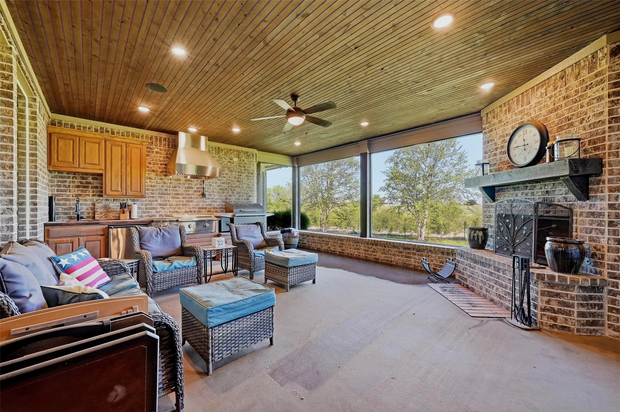 Single Family Residence For Sale in Grayson County , 56 Turtle Point Lane, Gordonville, Texas 76245, 4 Bedroom, 5 Bathroom, 3 Garage spaces, 3,376 Sqft, built in 2018, Preowned, mls#21234083, Real Estate Agent in Gordonville, Homes For Sale in Grayson county, Homes For Sale in Gordonville, Realtor in Gordonville Texas, Real Estate Brokerage Independent Realty Texas, Luminita Cordes Realtor