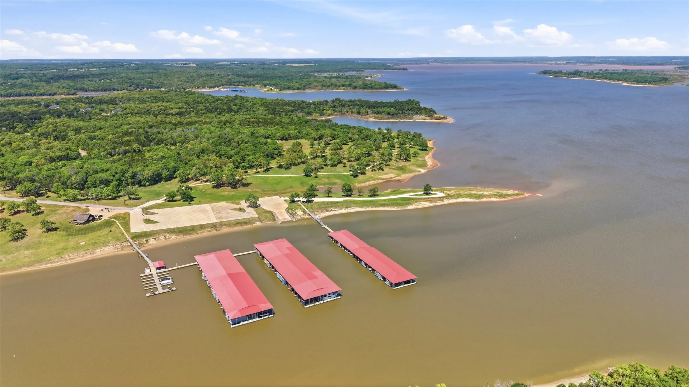 Single Family Residence For Sale in Grayson County , 56 Turtle Point Lane, Gordonville, Texas 76245, 4 Bedroom, 5 Bathroom, 3 Garage spaces, 3,376 Sqft, built in 2018, Preowned, mls#21234083, Real Estate Agent in Gordonville, Homes For Sale in Grayson county, Homes For Sale in Gordonville, Realtor in Gordonville Texas, Real Estate Brokerage Independent Realty Texas, Luminita Cordes Realtor