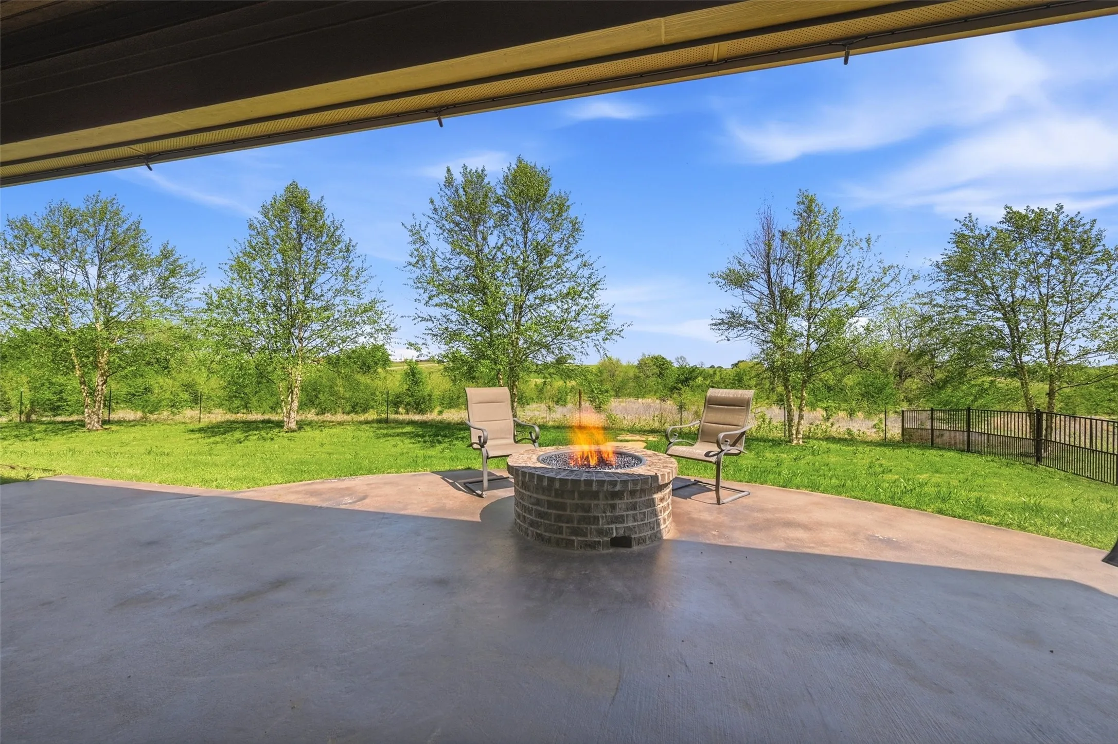 Single Family Residence For Sale in Grayson County , 56 Turtle Point Lane, Gordonville, Texas 76245, 4 Bedroom, 5 Bathroom, 3 Garage spaces, 3,376 Sqft, built in 2018, Preowned, mls#21234083, Real Estate Agent in Gordonville, Homes For Sale in Grayson county, Homes For Sale in Gordonville, Realtor in Gordonville Texas, Real Estate Brokerage Independent Realty Texas, Luminita Cordes Realtor