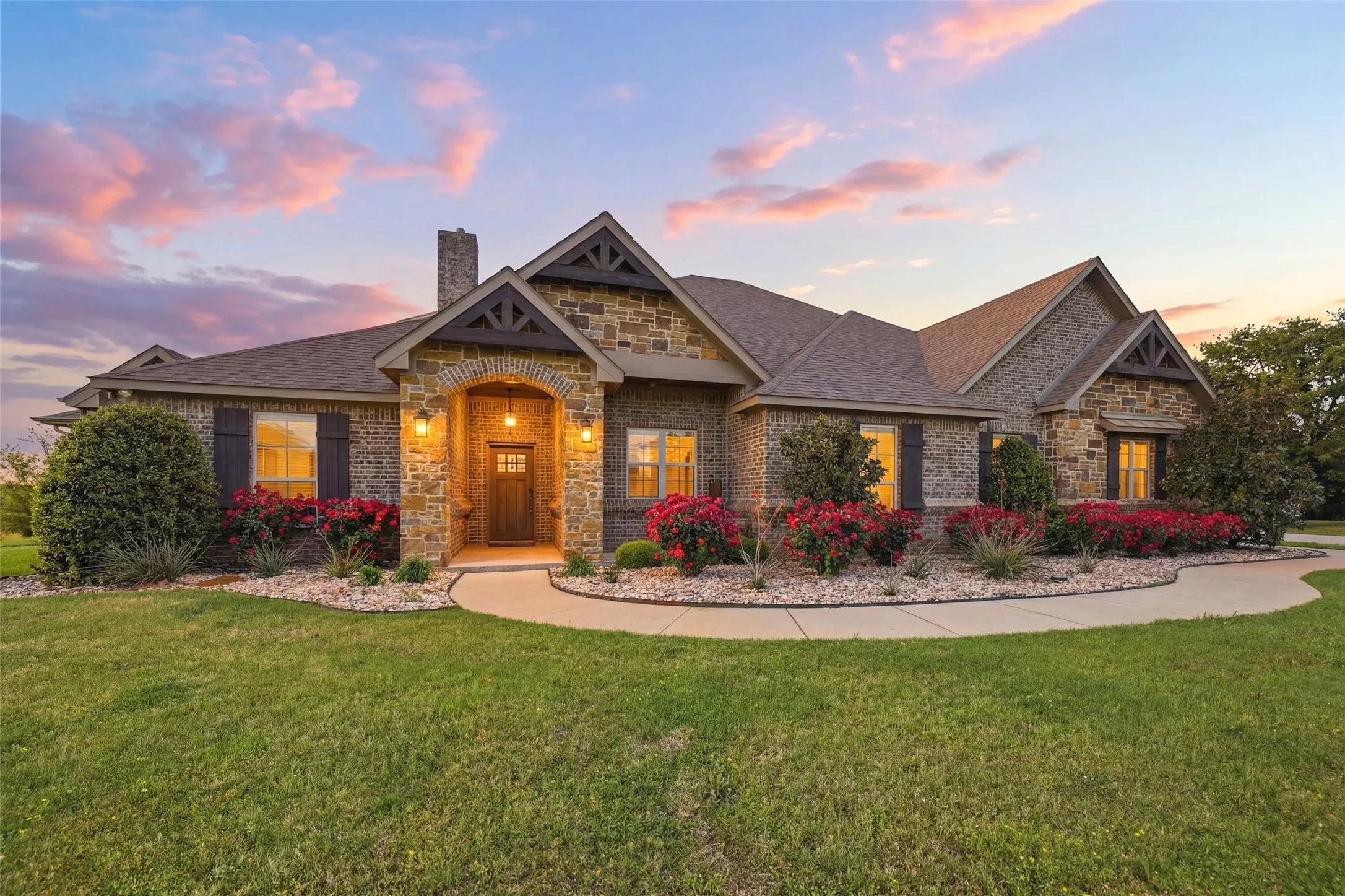 Single Family Residence For Sale in Grayson County , 56 Turtle Point Lane, Gordonville, Texas 76245, 4 Bedroom, 5 Bathroom, 3 Garage spaces, 3,376 Sqft, built in 2018, Preowned, mls#21234083, Real Estate Agent in Gordonville, Homes For Sale in Grayson county, Homes For Sale in Gordonville, Realtor in Gordonville Texas, Real Estate Brokerage Independent Realty Texas, Luminita Cordes Realtor