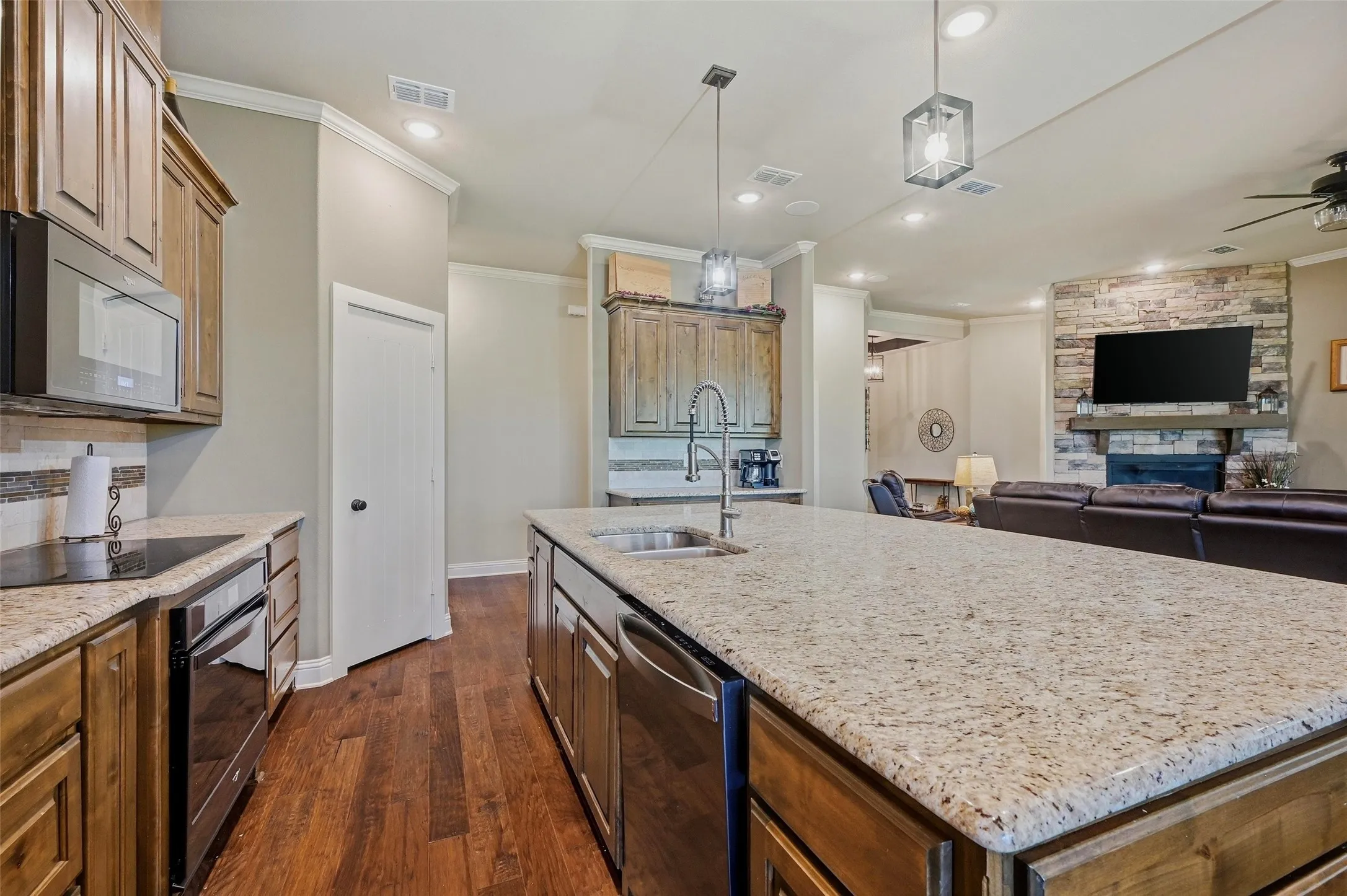 Single Family Residence For Sale in Grayson County , 56 Turtle Point Lane, Gordonville, Texas 76245, 4 Bedroom, 5 Bathroom, 3 Garage spaces, 3,376 Sqft, built in 2018, Preowned, mls#21234083, Real Estate Agent in Gordonville, Homes For Sale in Grayson county, Homes For Sale in Gordonville, Realtor in Gordonville Texas, Real Estate Brokerage Independent Realty Texas, Luminita Cordes Realtor