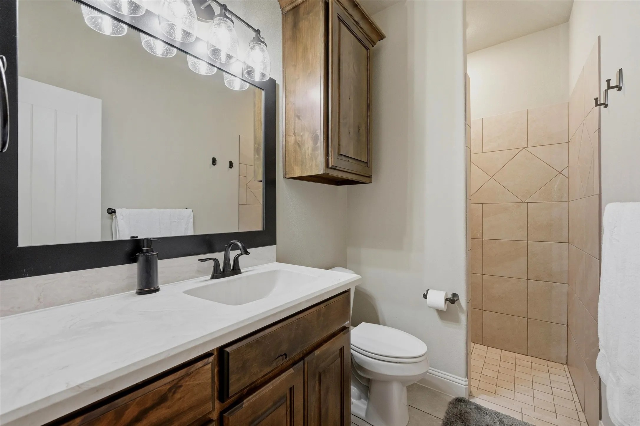 Single Family Residence For Sale in Grayson County , 56 Turtle Point Lane, Gordonville, Texas 76245, 4 Bedroom, 5 Bathroom, 3 Garage spaces, 3,376 Sqft, built in 2018, Preowned, mls#21234083, Real Estate Agent in Gordonville, Homes For Sale in Grayson county, Homes For Sale in Gordonville, Realtor in Gordonville Texas, Real Estate Brokerage Independent Realty Texas, Luminita Cordes Realtor