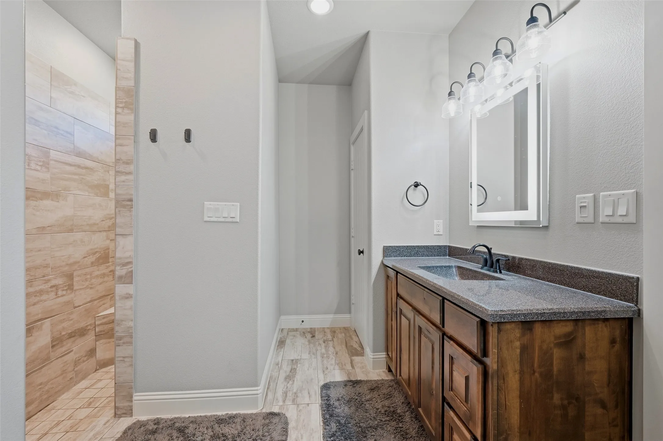 Single Family Residence For Sale in Grayson County , 56 Turtle Point Lane, Gordonville, Texas 76245, 4 Bedroom, 5 Bathroom, 3 Garage spaces, 3,376 Sqft, built in 2018, Preowned, mls#21234083, Real Estate Agent in Gordonville, Homes For Sale in Grayson county, Homes For Sale in Gordonville, Realtor in Gordonville Texas, Real Estate Brokerage Independent Realty Texas, Luminita Cordes Realtor