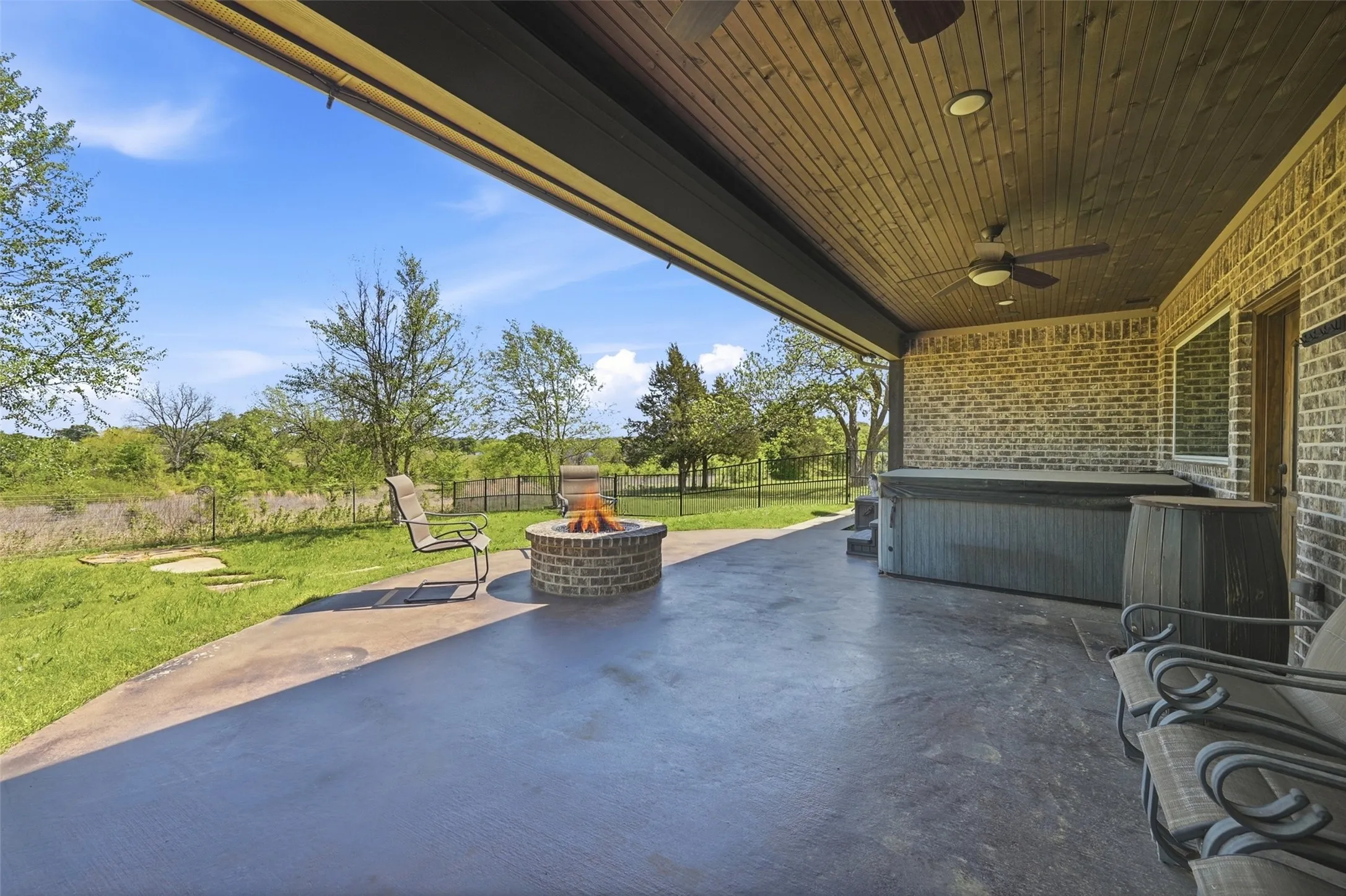 Single Family Residence For Sale in Grayson County , 56 Turtle Point Lane, Gordonville, Texas 76245, 4 Bedroom, 5 Bathroom, 3 Garage spaces, 3,376 Sqft, built in 2018, Preowned, mls#21234083, Real Estate Agent in Gordonville, Homes For Sale in Grayson county, Homes For Sale in Gordonville, Realtor in Gordonville Texas, Real Estate Brokerage Independent Realty Texas, Luminita Cordes Realtor
