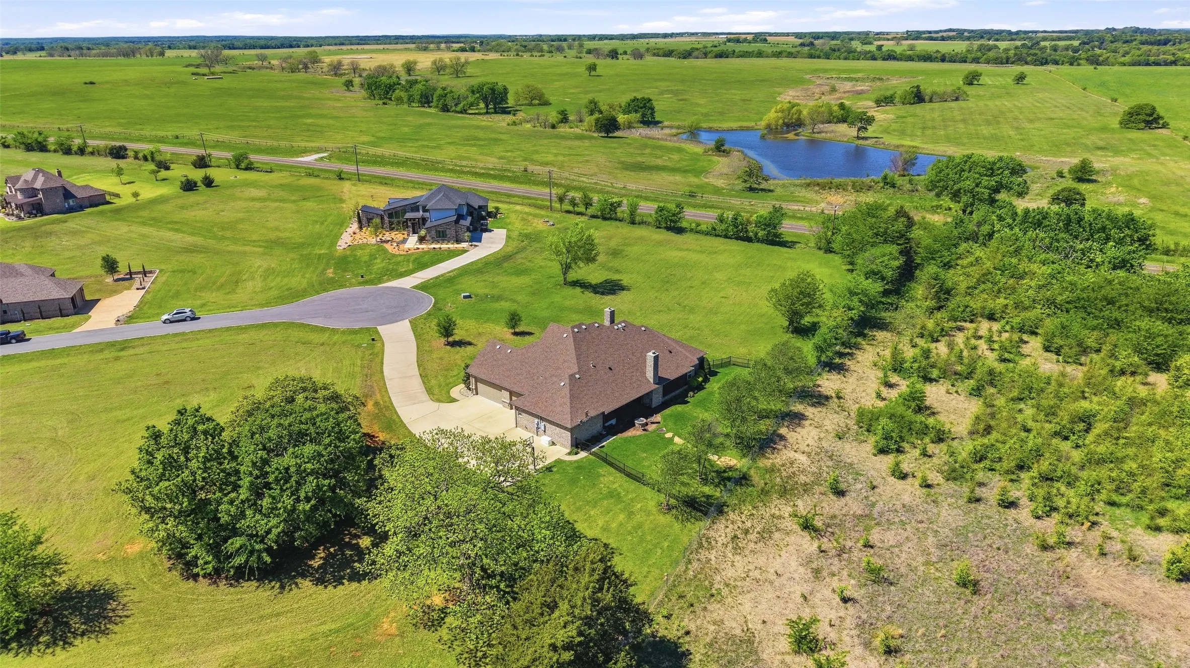 Single Family Residence For Sale in Grayson County , 56 Turtle Point Lane, Gordonville, Texas 76245, 4 Bedroom, 5 Bathroom, 3 Garage spaces, 3,376 Sqft, built in 2018, Preowned, mls#21234083, Real Estate Agent in Gordonville, Homes For Sale in Grayson county, Homes For Sale in Gordonville, Realtor in Gordonville Texas, Real Estate Brokerage Independent Realty Texas, Luminita Cordes Realtor