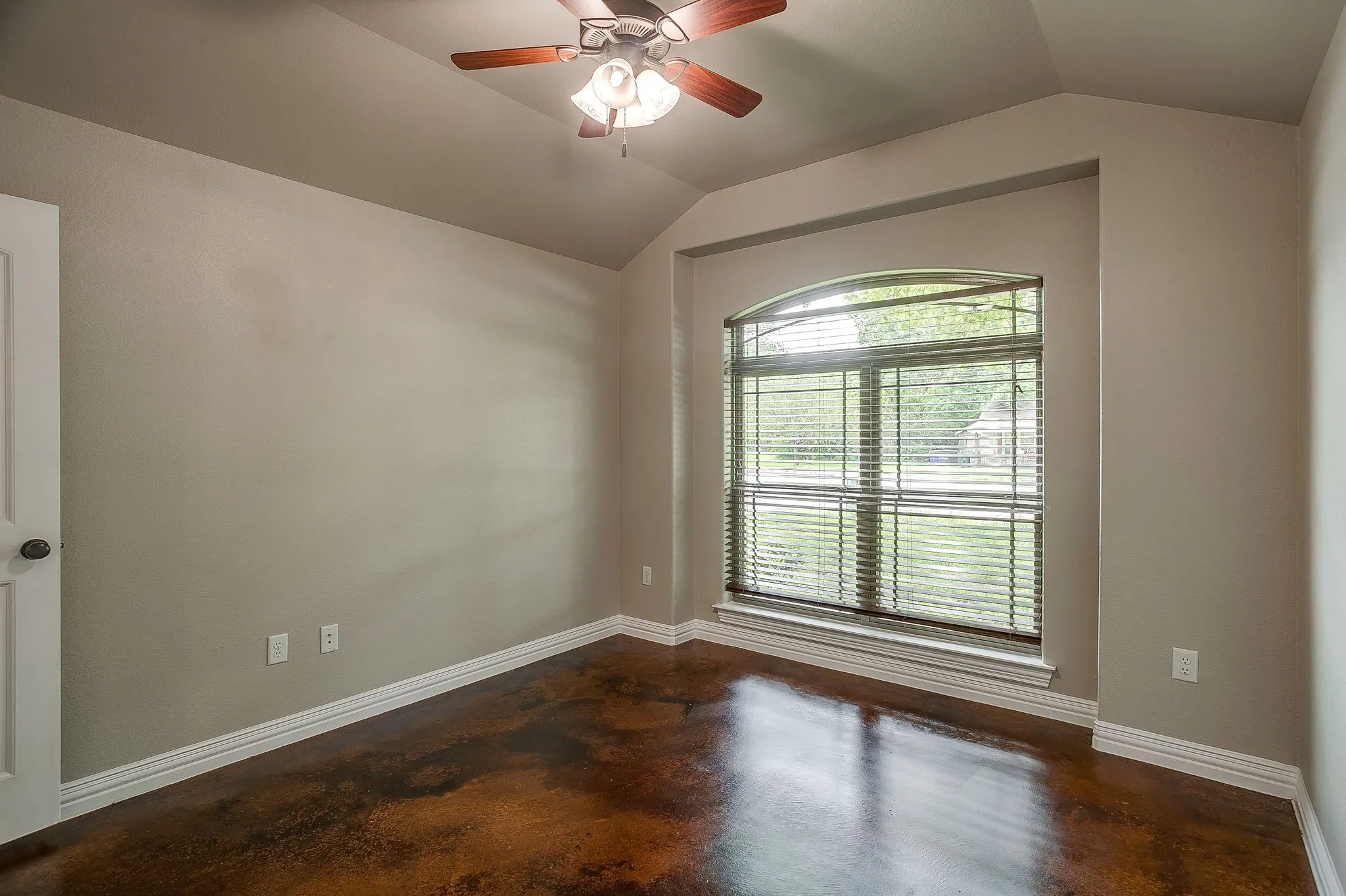 Single Family Residence For Sale in Parker County , 212 W 1st Street, Weatherford, Texas 76086, 3 Bedroom, 2 Bathroom, 2 Garage spaces, 1,416 Sqft, built in 2010, mls#21234942, Real Estate Agent in Weatherford, Homes For Sale in Parker county, Homes For Sale in Weatherford, Realtor in Weatherford Texas, Real Estate Brokerage Independent Realty Texas, Luminita Cordes Realtor