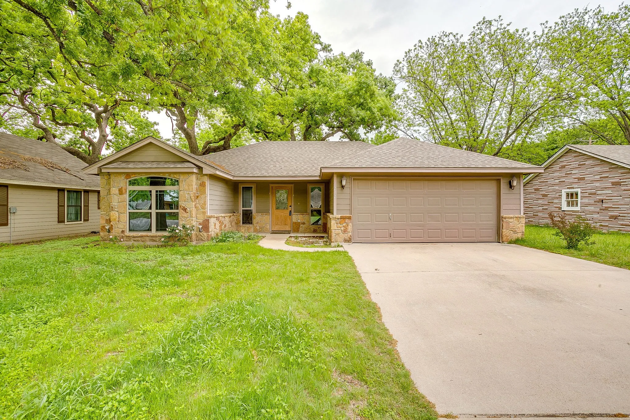 Single Family Residence For Sale in Parker County , 212 W 1st Street, Weatherford, Texas 76086, 3 Bedroom, 2 Bathroom, 2 Garage spaces, 1,416 Sqft, built in 2010, mls#21234942, Real Estate Agent in Weatherford, Homes For Sale in Parker county, Homes For Sale in Weatherford, Realtor in Weatherford Texas, Real Estate Brokerage Independent Realty Texas, Luminita Cordes Realtor