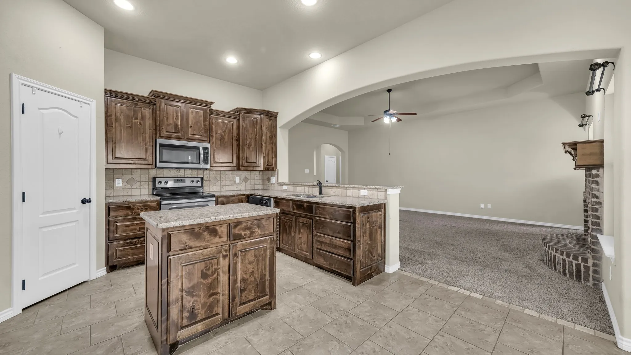 Single Family Residence For Sale in Wise County , 1207 Butterfield Street, Bridgeport, Texas 76426, 4 Bedroom, 2 Bathroom, 2 Garage spaces, 1,960 Sqft, built in 2014, Preowned, mls#21230230, Real Estate Agent in Bridgeport, Homes For Sale in Wise county, Homes For Sale in Bridgeport, Realtor in Bridgeport Texas, Real Estate Brokerage Independent Realty Texas, Luminita Cordes Realtor