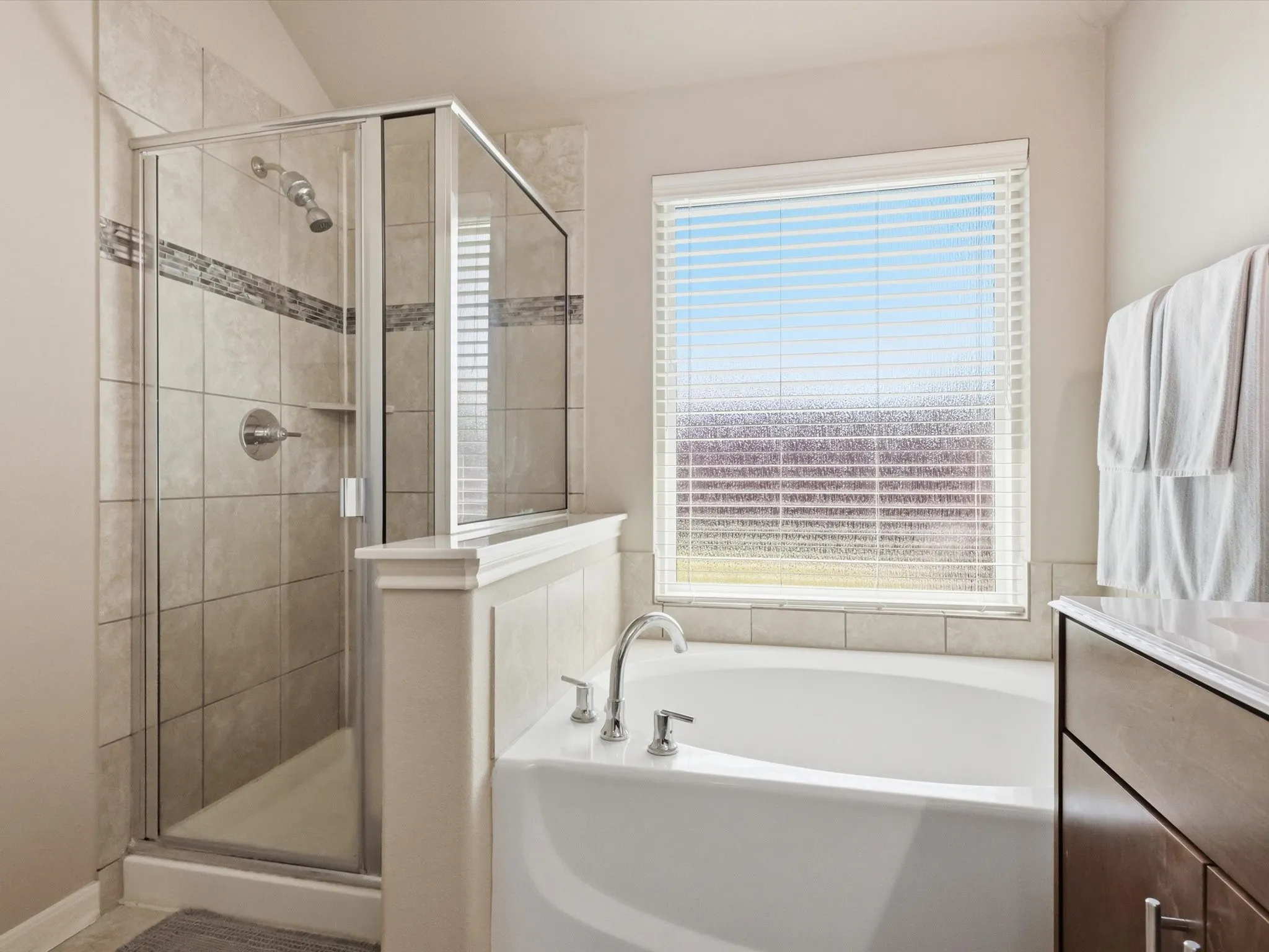 Single Family Residence For Sale in Collin County , 452 Harding Lane, Lavon, Texas 75166, 3 Bedroom, 2 Bathroom, 2 Garage spaces, 1,859 Sqft, built in 2015, Preowned, mls#21225478, Real Estate Agent in Lavon, Homes For Sale in Collin county, Homes For Sale in Lavon, Realtor in Lavon Texas, Real Estate Brokerage Independent Realty Texas, Luminita Cordes Realtor