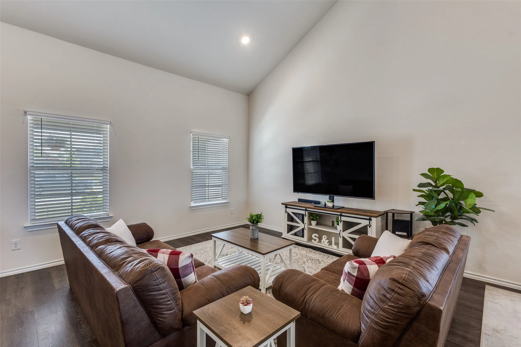 Single Family Residence For Sale in Collin County , 305 Ginger Avenue, Anna, Texas 75409, 4 Bedroom, 3 Bathroom, 2 Garage spaces, 2,158 Sqft, built in 2022, Preowned, mls#21233412, Real Estate Agent in Anna, Homes For Sale in Collin county, Homes For Sale in Anna, Realtor in Anna Texas, Real Estate Brokerage Independent Realty Texas, Luminita Cordes Realtor