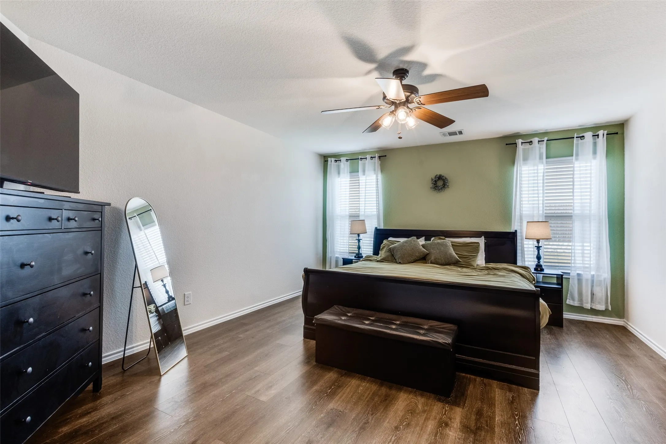 Single Family Residence For Sale in Collin County , 305 Ginger Avenue, Anna, Texas 75409, 4 Bedroom, 3 Bathroom, 2 Garage spaces, 2,158 Sqft, built in 2022, Preowned, mls#21233412, Real Estate Agent in Anna, Homes For Sale in Collin county, Homes For Sale in Anna, Realtor in Anna Texas, Real Estate Brokerage Independent Realty Texas, Luminita Cordes Realtor