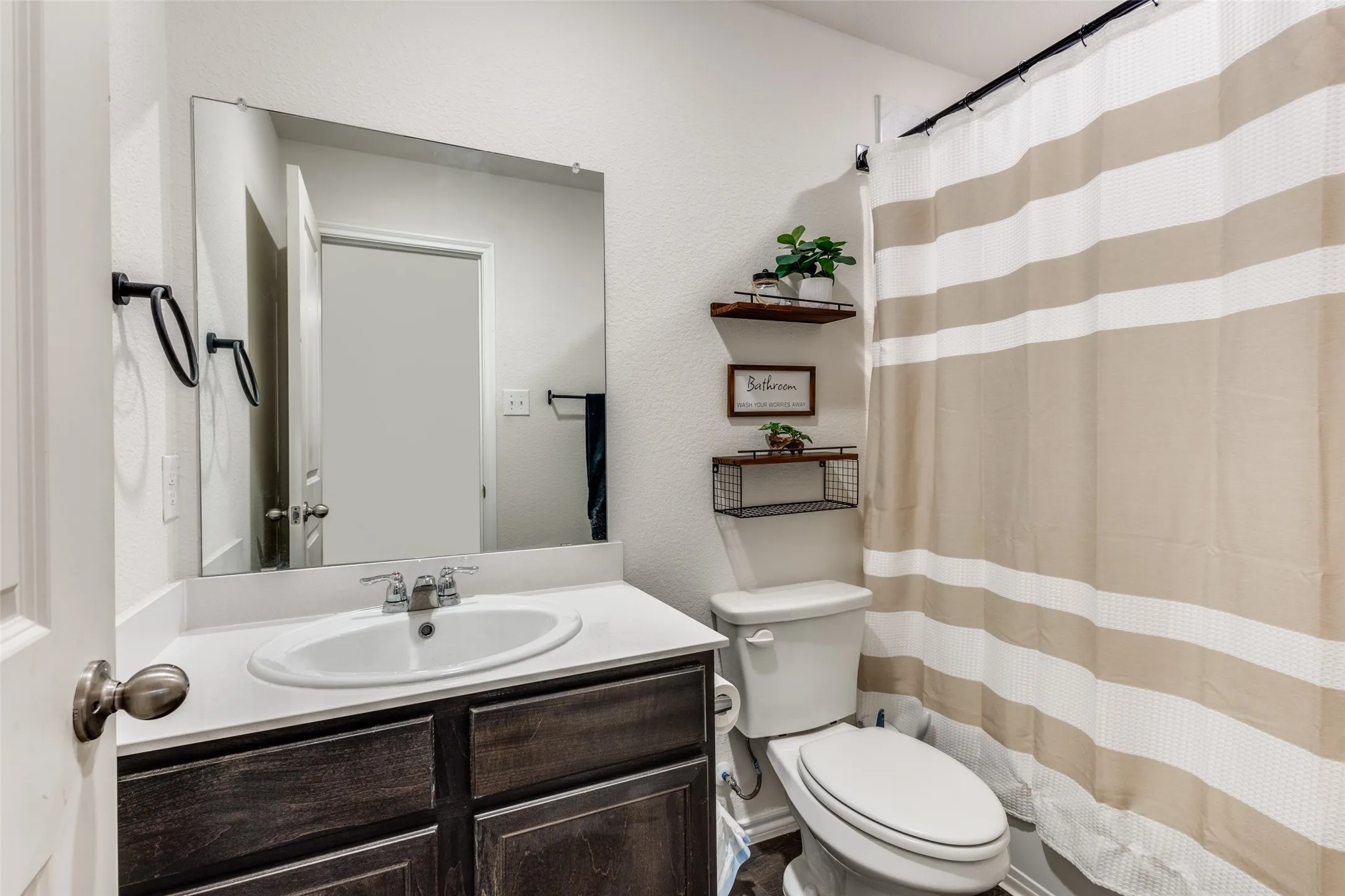 Single Family Residence For Sale in Collin County , 305 Ginger Avenue, Anna, Texas 75409, 4 Bedroom, 3 Bathroom, 2 Garage spaces, 2,158 Sqft, built in 2022, Preowned, mls#21233412, Real Estate Agent in Anna, Homes For Sale in Collin county, Homes For Sale in Anna, Realtor in Anna Texas, Real Estate Brokerage Independent Realty Texas, Luminita Cordes Realtor