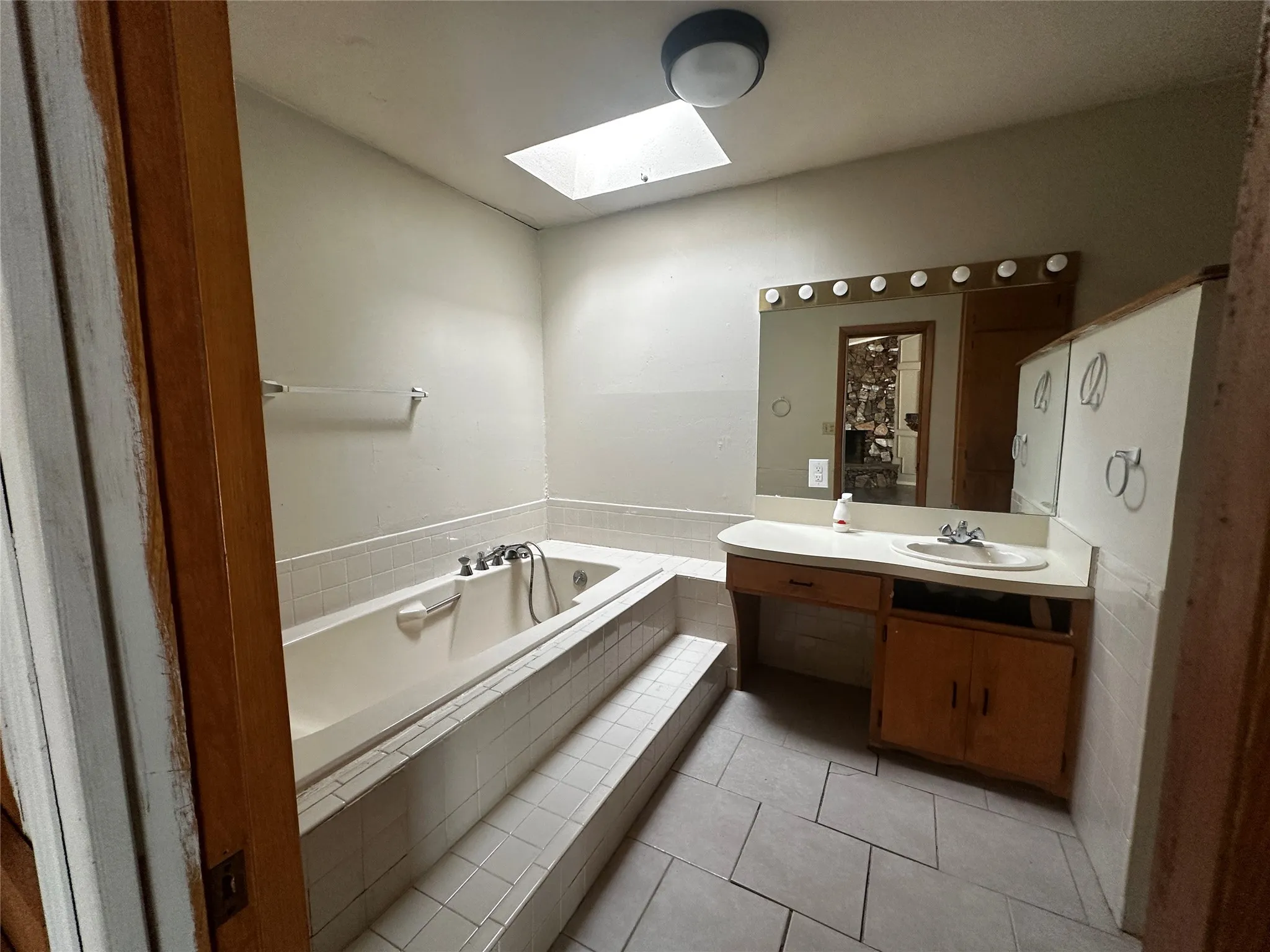 Single Family Residence For Sale in Dallas County , 4111 Mehalia Drive, Dallas, Texas 75241, 2 Bedroom, 2 Bathroom, 2 Garage spaces, 1,508 Sqft, built in 1962, mls#21234676, Real Estate Agent in Dallas, Homes For Sale in Dallas county, Homes For Sale in Dallas, Realtor in Dallas Texas, Real Estate Brokerage Independent Realty Texas, Luminita Cordes Realtor