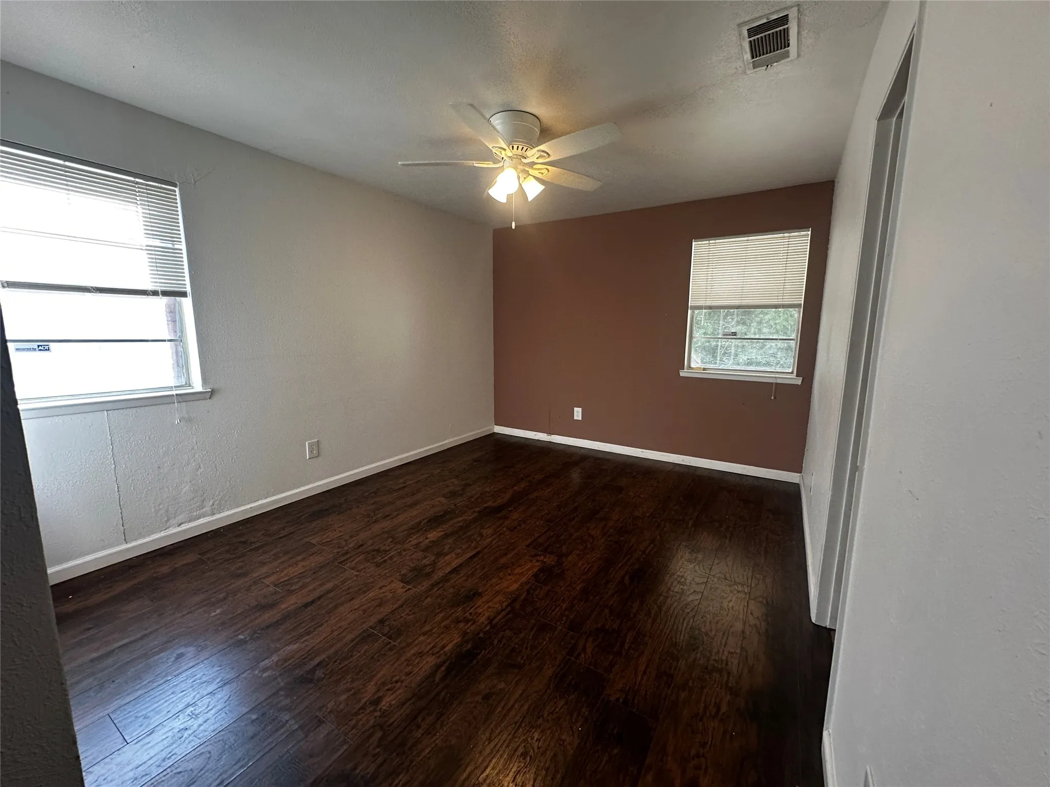 Single Family Residence For Sale in Dallas County , 4111 Mehalia Drive, Dallas, Texas 75241, 2 Bedroom, 2 Bathroom, 2 Garage spaces, 1,508 Sqft, built in 1962, mls#21234676, Real Estate Agent in Dallas, Homes For Sale in Dallas county, Homes For Sale in Dallas, Realtor in Dallas Texas, Real Estate Brokerage Independent Realty Texas, Luminita Cordes Realtor