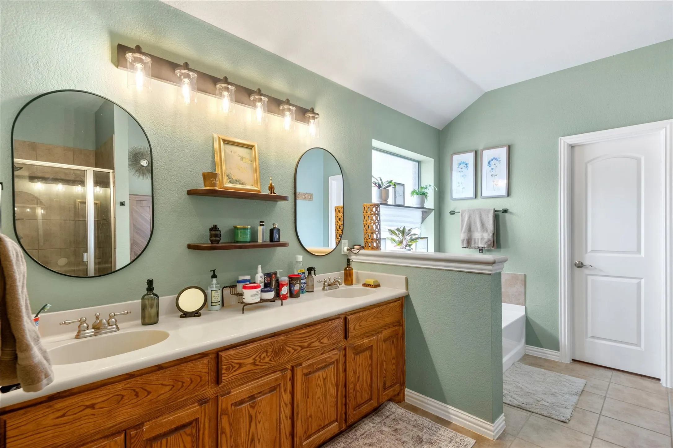 Single Family Residence For Sale in Ellis County , 201 Rawhide Street, Waxahachie, Texas 75165, 3 Bedroom, 2 Bathroom, 2 Garage spaces, 2,080 Sqft, built in 2007, mls#21235065, Real Estate Agent in Waxahachie, Homes For Sale in Ellis county, Homes For Sale in Waxahachie, Realtor in Waxahachie Texas, Real Estate Brokerage Independent Realty Texas, Luminita Cordes Realtor