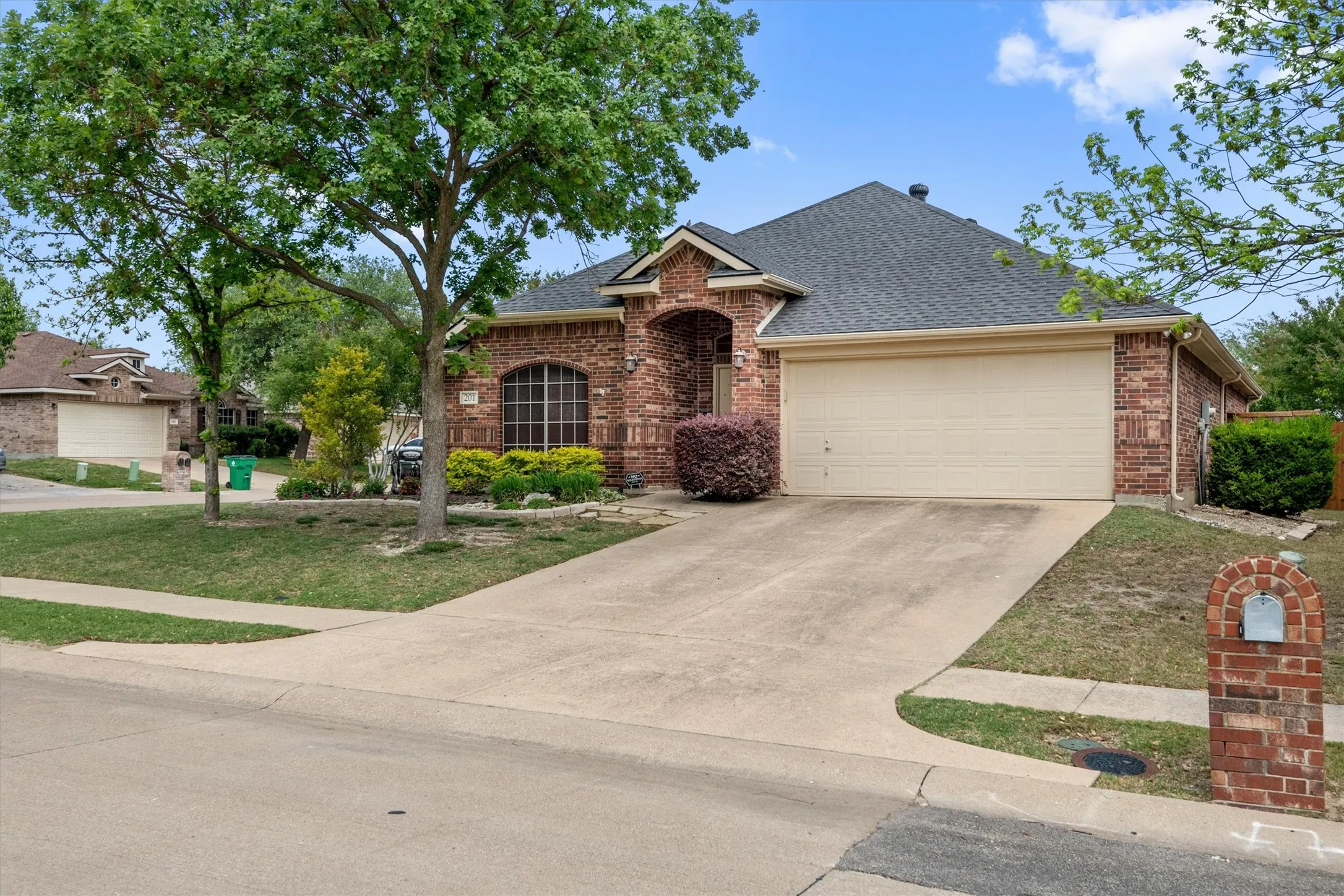 Single Family Residence For Sale in Ellis County , 201 Rawhide Street, Waxahachie, Texas 75165, 3 Bedroom, 2 Bathroom, 2 Garage spaces, 2,080 Sqft, built in 2007, mls#21235065, Real Estate Agent in Waxahachie, Homes For Sale in Ellis county, Homes For Sale in Waxahachie, Realtor in Waxahachie Texas, Real Estate Brokerage Independent Realty Texas, Luminita Cordes Realtor