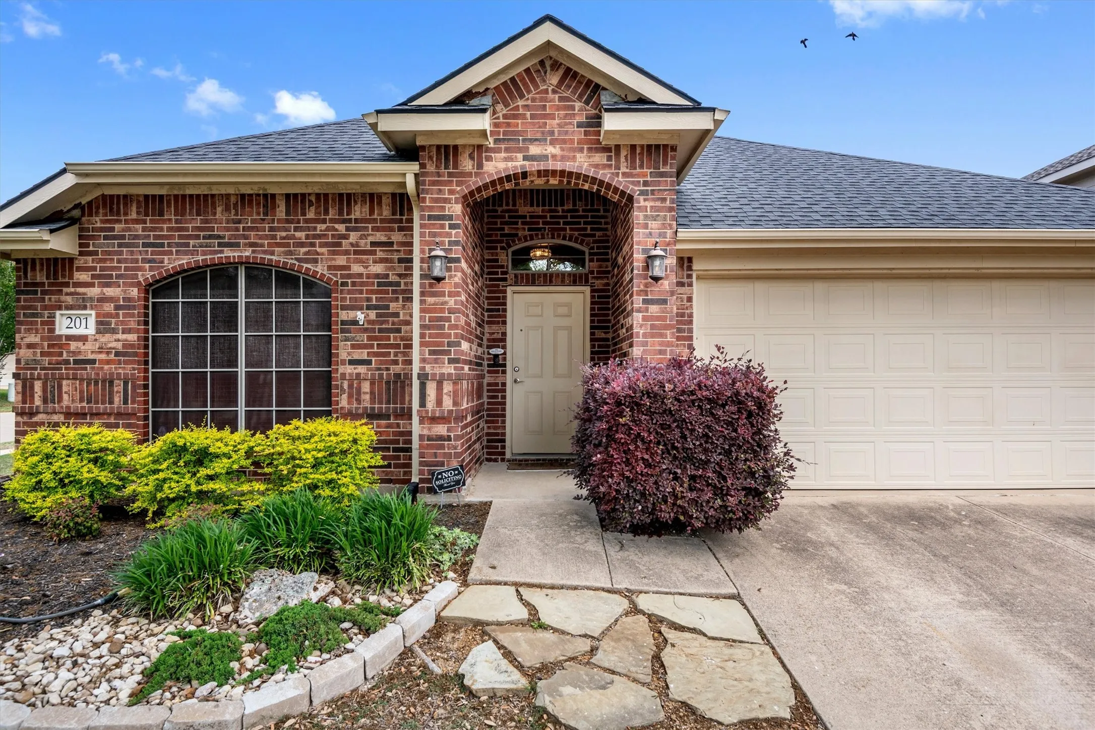 Single Family Residence For Sale in Ellis County , 201 Rawhide Street, Waxahachie, Texas 75165, 3 Bedroom, 2 Bathroom, 2 Garage spaces, 2,080 Sqft, built in 2007, mls#21235065, Real Estate Agent in Waxahachie, Homes For Sale in Ellis county, Homes For Sale in Waxahachie, Realtor in Waxahachie Texas, Real Estate Brokerage Independent Realty Texas, Luminita Cordes Realtor