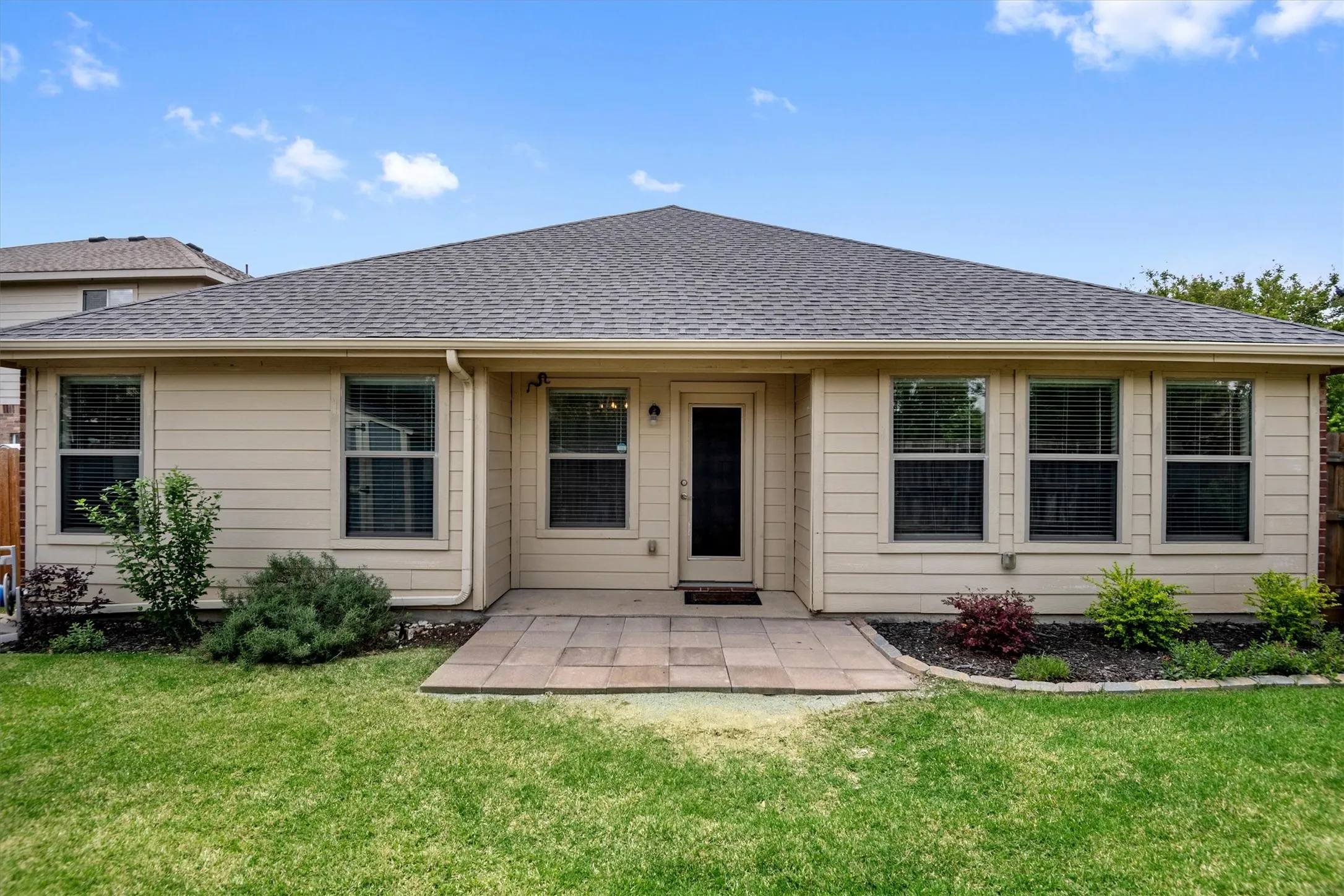 Single Family Residence For Sale in Ellis County , 201 Rawhide Street, Waxahachie, Texas 75165, 3 Bedroom, 2 Bathroom, 2 Garage spaces, 2,080 Sqft, built in 2007, mls#21235065, Real Estate Agent in Waxahachie, Homes For Sale in Ellis county, Homes For Sale in Waxahachie, Realtor in Waxahachie Texas, Real Estate Brokerage Independent Realty Texas, Luminita Cordes Realtor