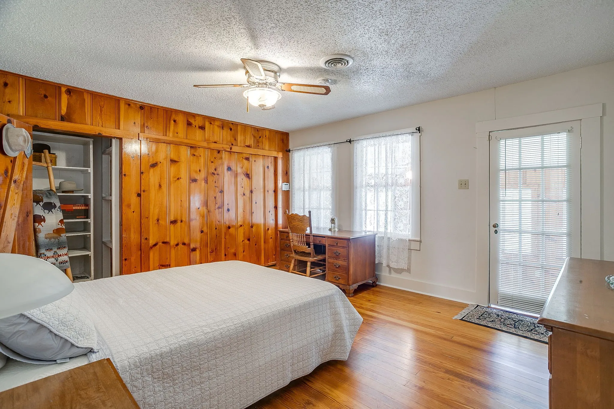 Single Family Residence For Sale in Tarrant County , 8316 Heron Drive, Fort Worth, Texas 76108, 3 Bedroom, 2 Bathroom, 1 Garage spaces, 1,660 Sqft, built in 1948, mls#21233863, Real Estate Agent in Fort Worth, Homes For Sale in Tarrant county, Homes For Sale in Fort Worth, Realtor in Fort Worth Texas, Real Estate Brokerage Independent Realty Texas, Luminita Cordes Realtor