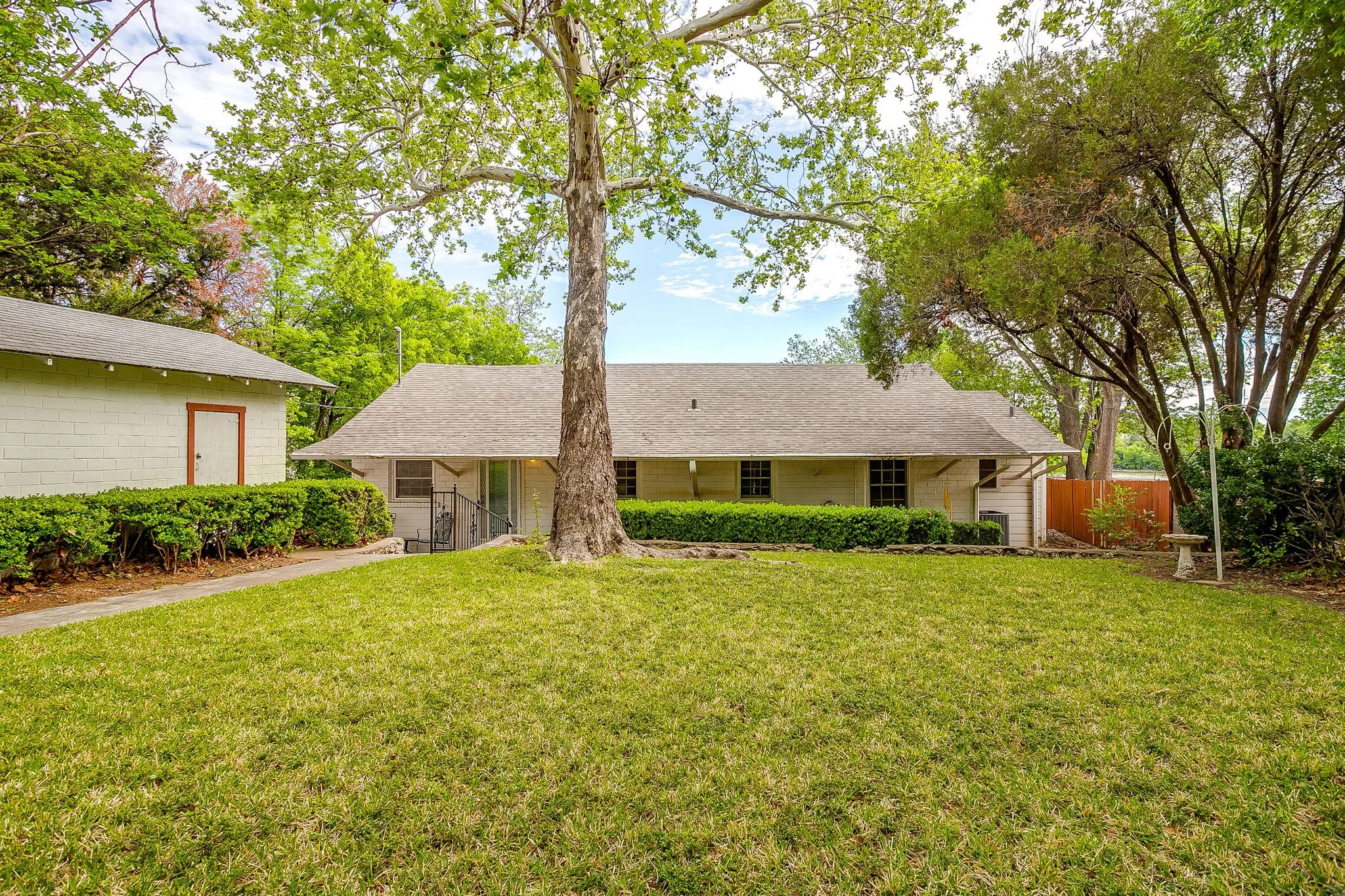 Single Family Residence For Sale in Tarrant County , 8316 Heron Drive, Fort Worth, Texas 76108, 3 Bedroom, 2 Bathroom, 1 Garage spaces, 1,660 Sqft, built in 1948, mls#21233863, Real Estate Agent in Fort Worth, Homes For Sale in Tarrant county, Homes For Sale in Fort Worth, Realtor in Fort Worth Texas, Real Estate Brokerage Independent Realty Texas, Luminita Cordes Realtor