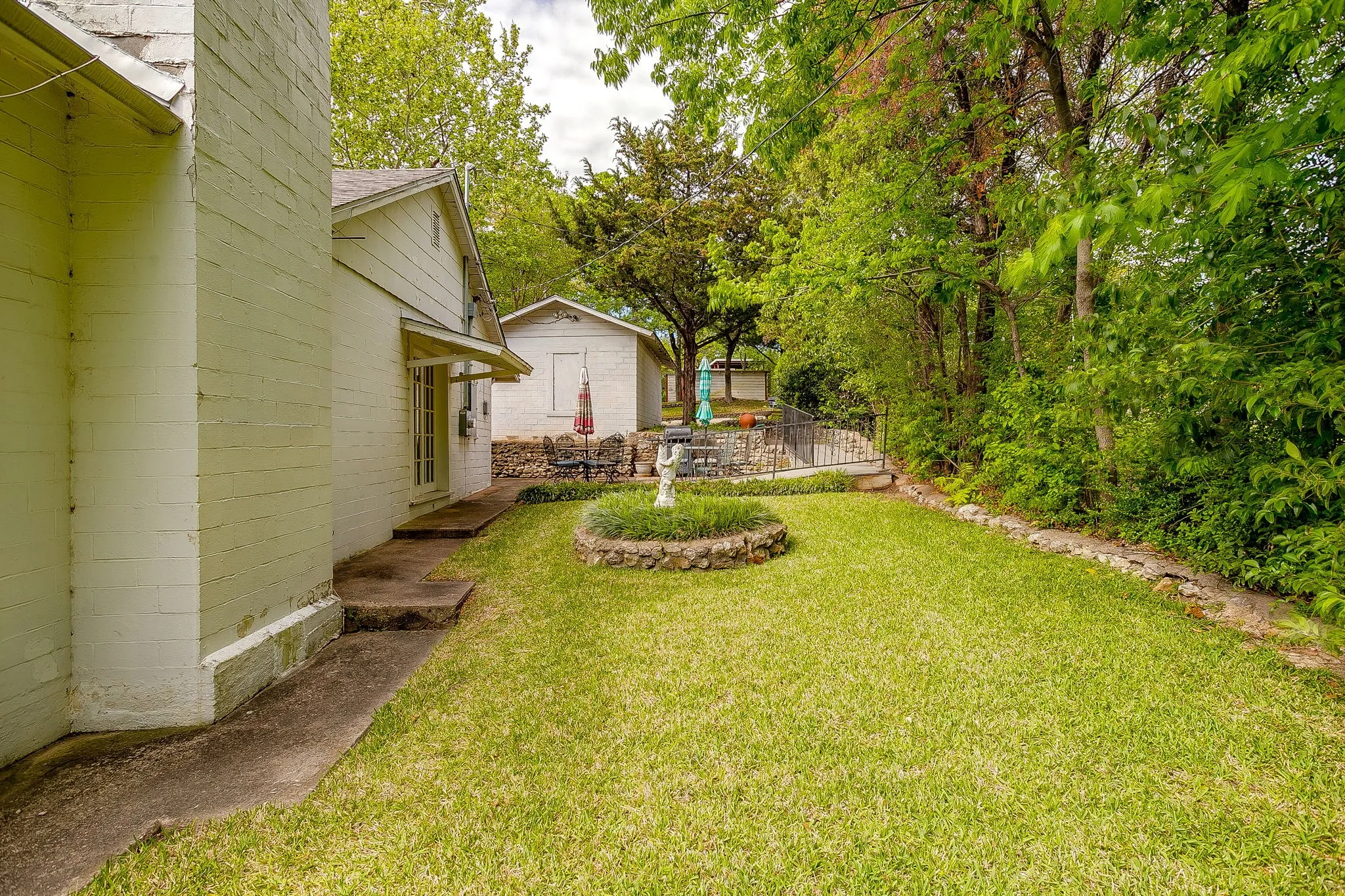 Single Family Residence For Sale in Tarrant County , 8316 Heron Drive, Fort Worth, Texas 76108, 3 Bedroom, 2 Bathroom, 1 Garage spaces, 1,660 Sqft, built in 1948, mls#21233863, Real Estate Agent in Fort Worth, Homes For Sale in Tarrant county, Homes For Sale in Fort Worth, Realtor in Fort Worth Texas, Real Estate Brokerage Independent Realty Texas, Luminita Cordes Realtor