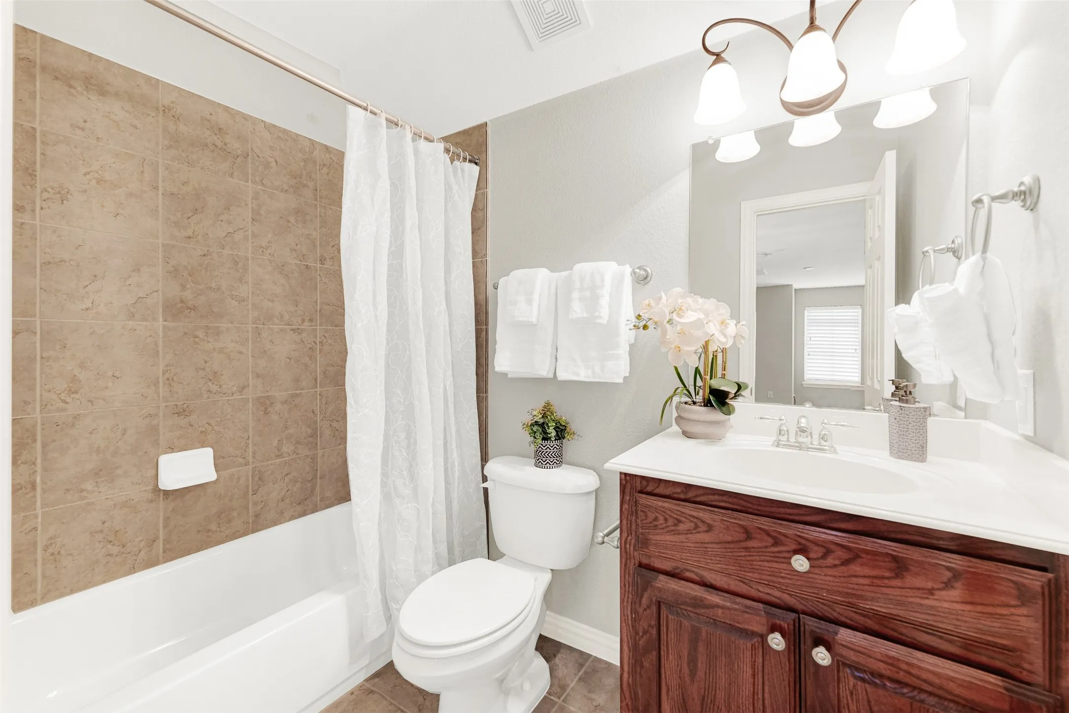 Single Family Residence For Sale in Collin County , 1020 Oriole Drive, Murphy, Texas 75094, 4 Bedroom, 5 Bathroom, 3 Garage spaces, 4,103 Sqft, built in 2006, mls#21230626, Real Estate Agent in Murphy, Homes For Sale in Collin county, Homes For Sale in Murphy, Realtor in Murphy Texas, Real Estate Brokerage Independent Realty Texas, Luminita Cordes Realtor