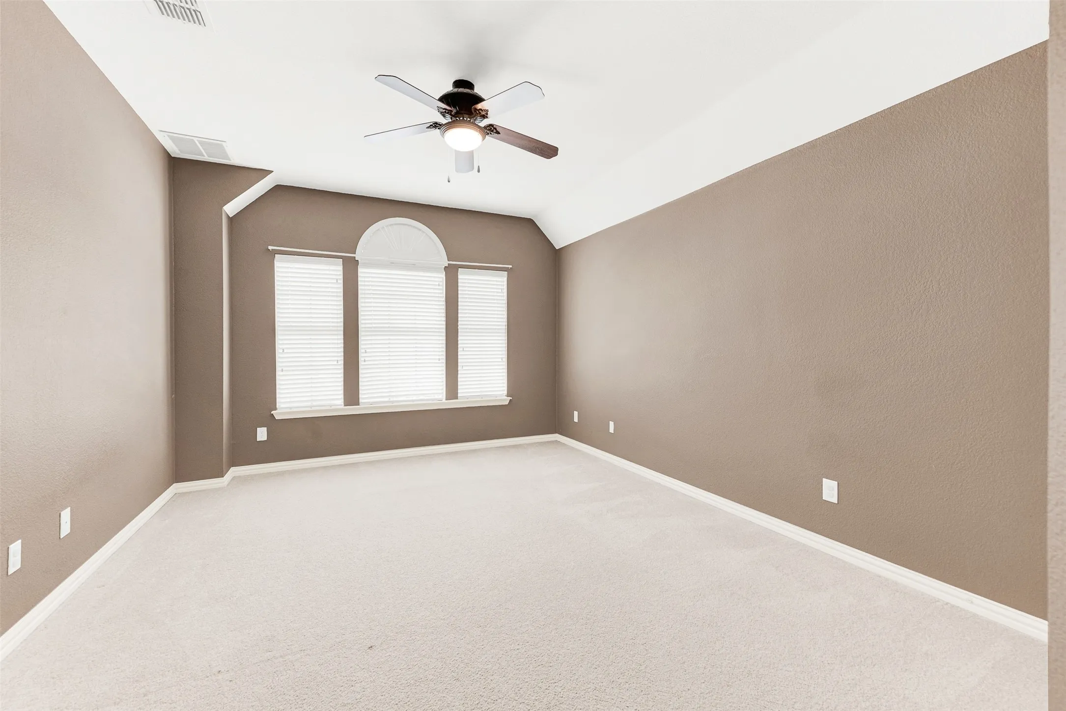 Single Family Residence For Sale in Collin County , 1020 Oriole Drive, Murphy, Texas 75094, 4 Bedroom, 5 Bathroom, 3 Garage spaces, 4,103 Sqft, built in 2006, mls#21230626, Real Estate Agent in Murphy, Homes For Sale in Collin county, Homes For Sale in Murphy, Realtor in Murphy Texas, Real Estate Brokerage Independent Realty Texas, Luminita Cordes Realtor