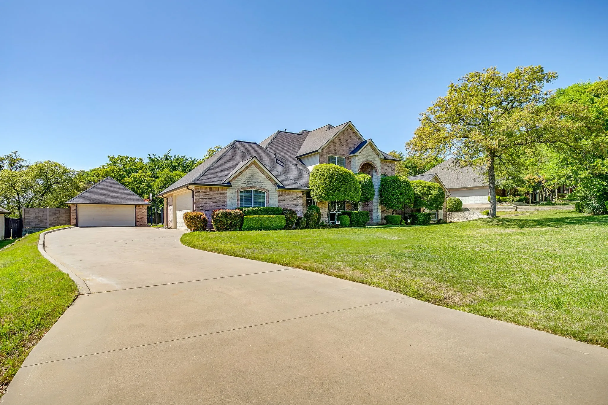 Single Family Residence For Sale in Johnson County , 312 Oak Ridge Drive, Burleson, Texas 76028, 5 Bedroom, 5 Bathroom, 4 Garage spaces, 4,238 Sqft, built in 2001, Preowned, mls#21235090, Real Estate Agent in Burleson, Homes For Sale in Johnson county, Homes For Sale in Burleson, Realtor in Burleson Texas, Real Estate Brokerage Independent Realty Texas, Luminita Cordes Realtor