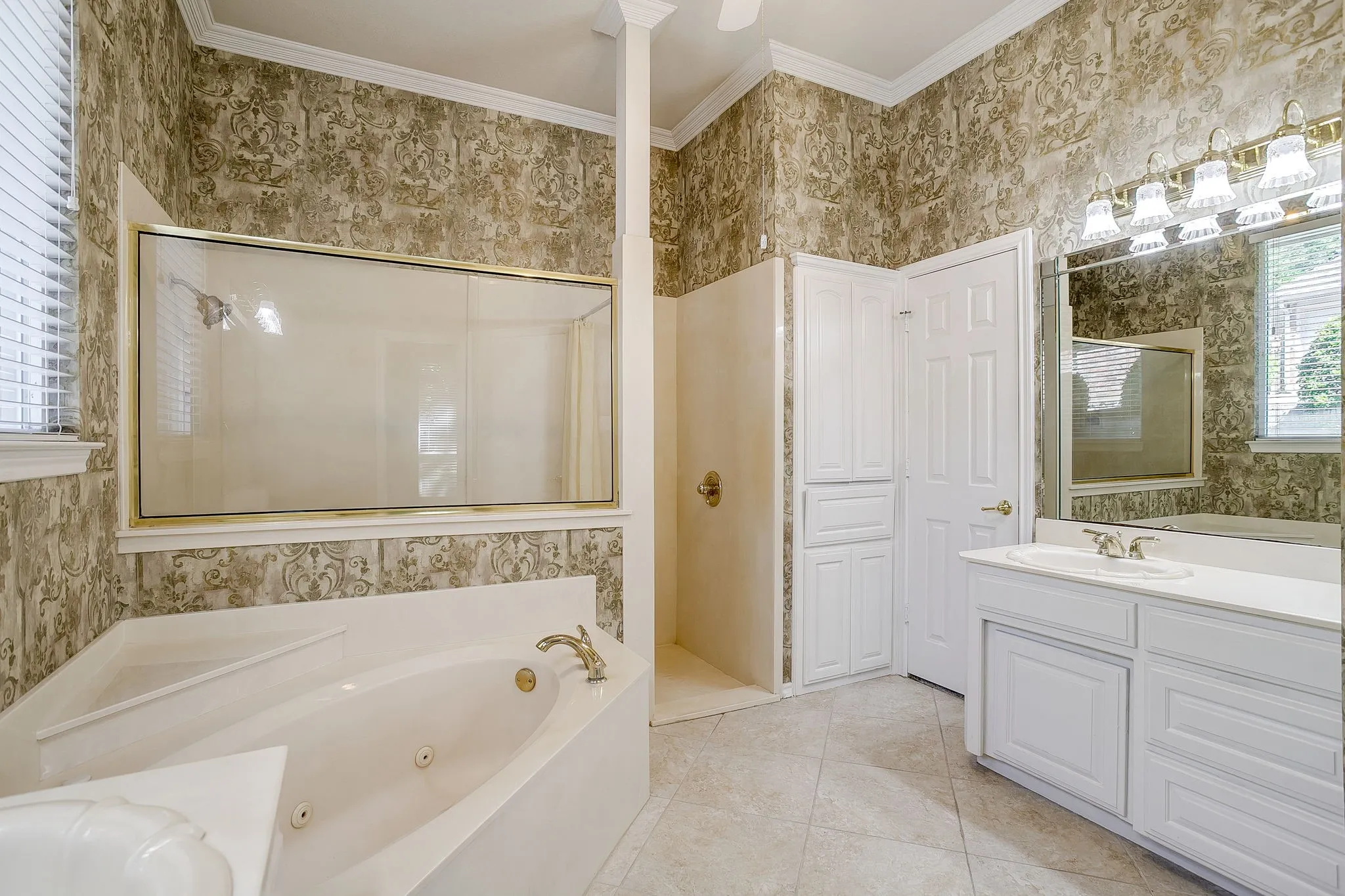 Single Family Residence For Sale in Johnson County , 312 Oak Ridge Drive, Burleson, Texas 76028, 5 Bedroom, 5 Bathroom, 4 Garage spaces, 4,238 Sqft, built in 2001, Preowned, mls#21235090, Real Estate Agent in Burleson, Homes For Sale in Johnson county, Homes For Sale in Burleson, Realtor in Burleson Texas, Real Estate Brokerage Independent Realty Texas, Luminita Cordes Realtor