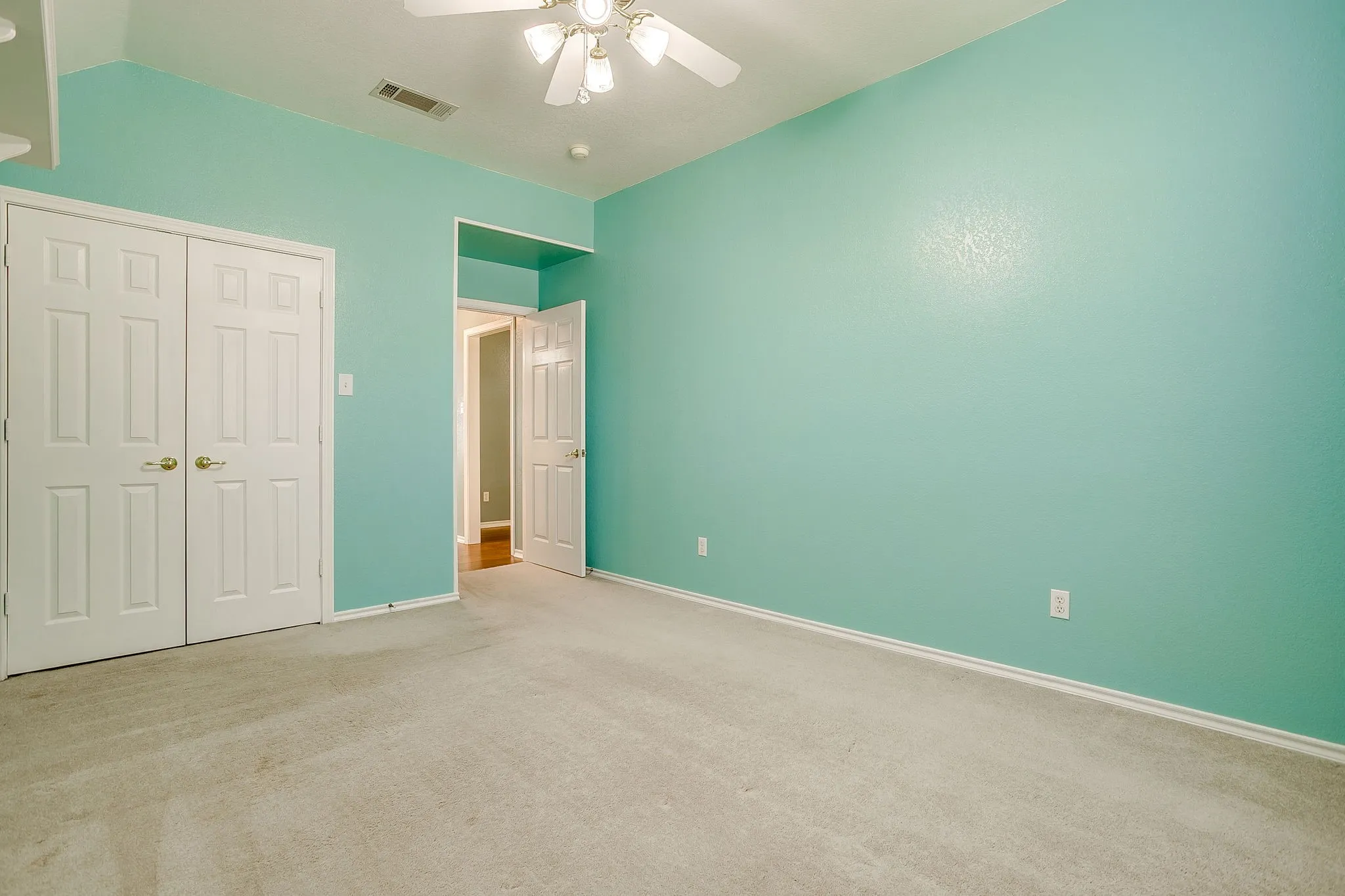 Single Family Residence For Sale in Johnson County , 312 Oak Ridge Drive, Burleson, Texas 76028, 5 Bedroom, 5 Bathroom, 4 Garage spaces, 4,238 Sqft, built in 2001, Preowned, mls#21235090, Real Estate Agent in Burleson, Homes For Sale in Johnson county, Homes For Sale in Burleson, Realtor in Burleson Texas, Real Estate Brokerage Independent Realty Texas, Luminita Cordes Realtor