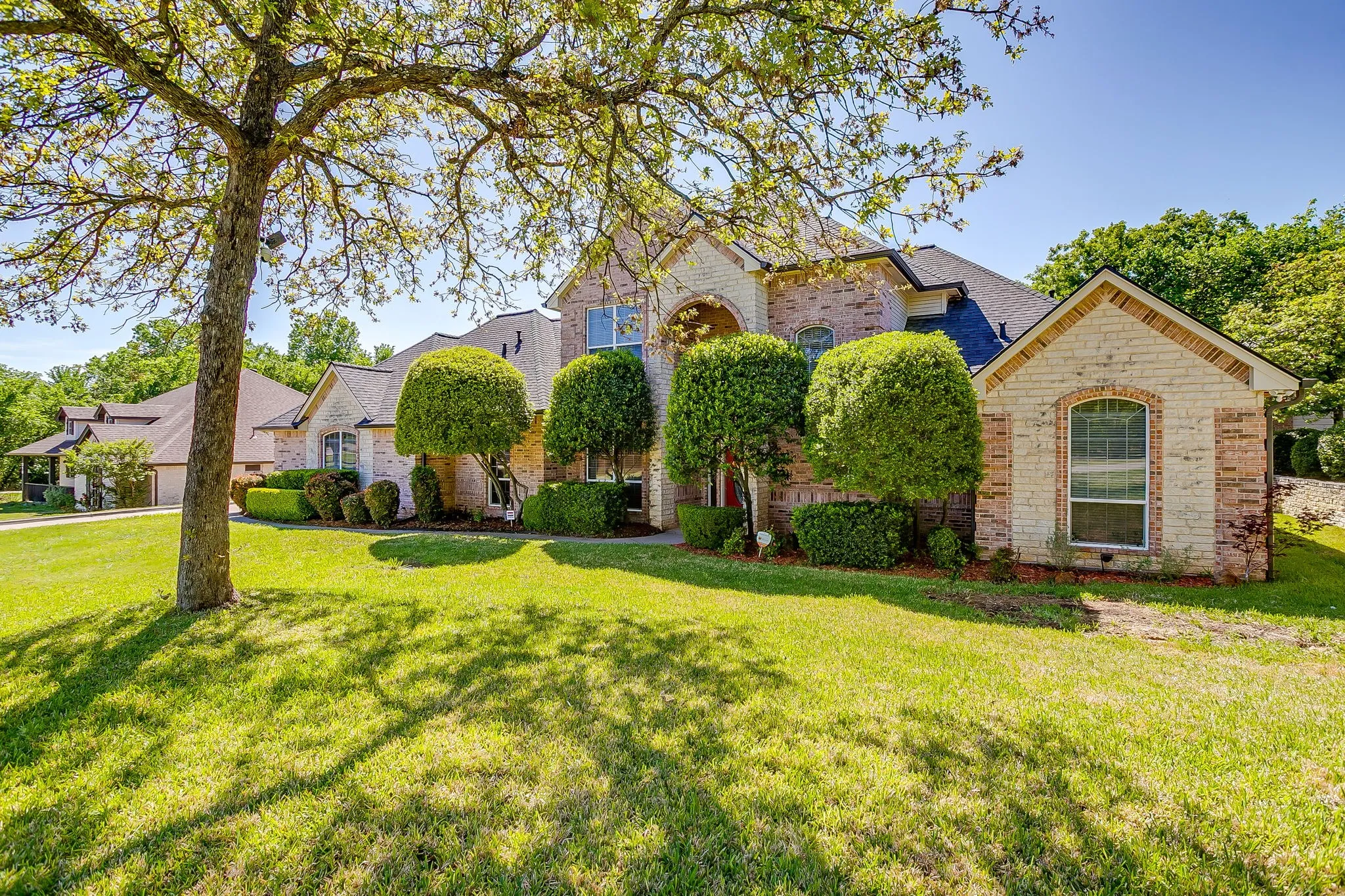 Single Family Residence For Sale in Johnson County , 312 Oak Ridge Drive, Burleson, Texas 76028, 5 Bedroom, 5 Bathroom, 4 Garage spaces, 4,238 Sqft, built in 2001, Preowned, mls#21235090, Real Estate Agent in Burleson, Homes For Sale in Johnson county, Homes For Sale in Burleson, Realtor in Burleson Texas, Real Estate Brokerage Independent Realty Texas, Luminita Cordes Realtor