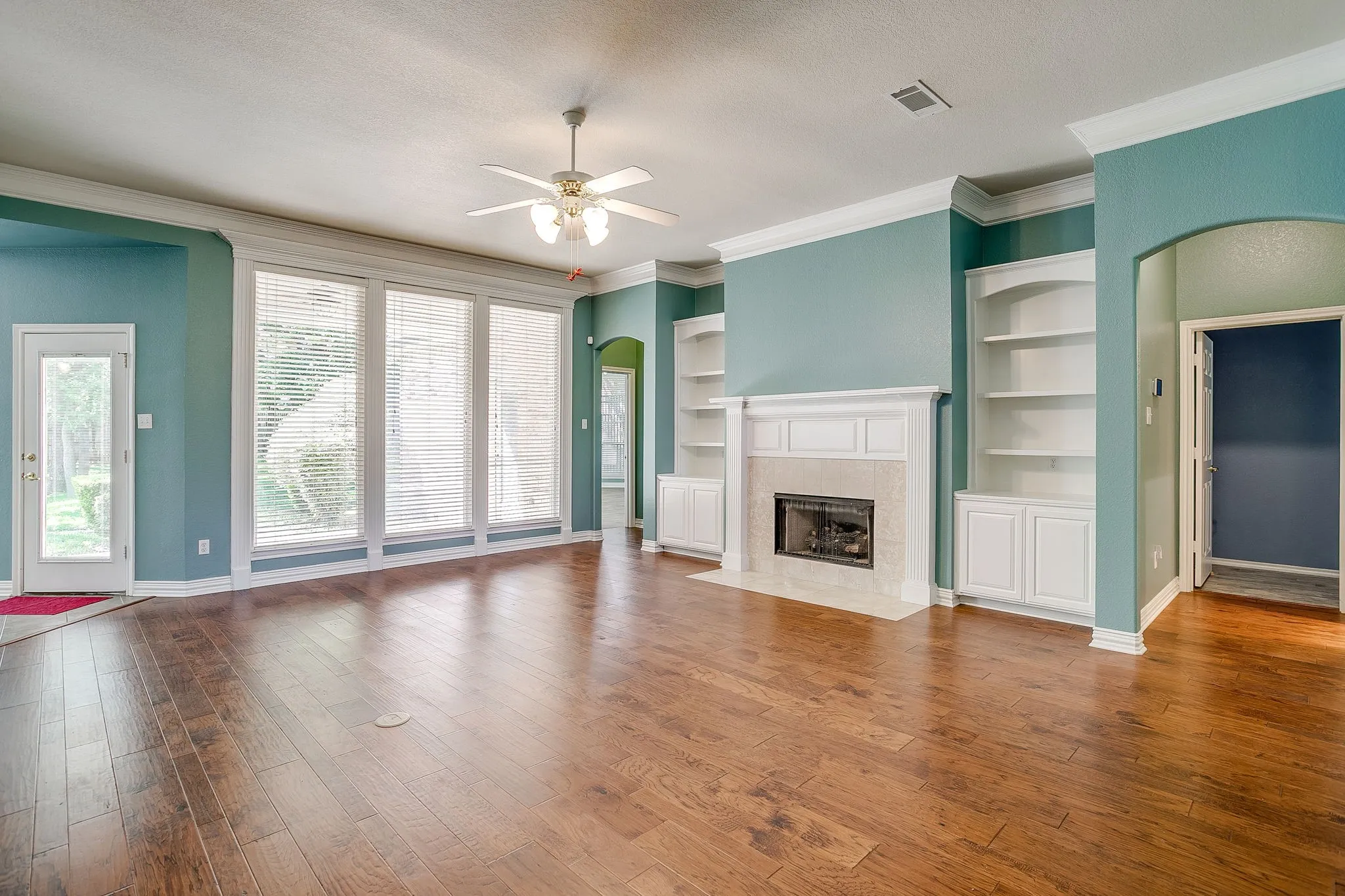 Single Family Residence For Sale in Johnson County , 312 Oak Ridge Drive, Burleson, Texas 76028, 5 Bedroom, 5 Bathroom, 4 Garage spaces, 4,238 Sqft, built in 2001, Preowned, mls#21235090, Real Estate Agent in Burleson, Homes For Sale in Johnson county, Homes For Sale in Burleson, Realtor in Burleson Texas, Real Estate Brokerage Independent Realty Texas, Luminita Cordes Realtor