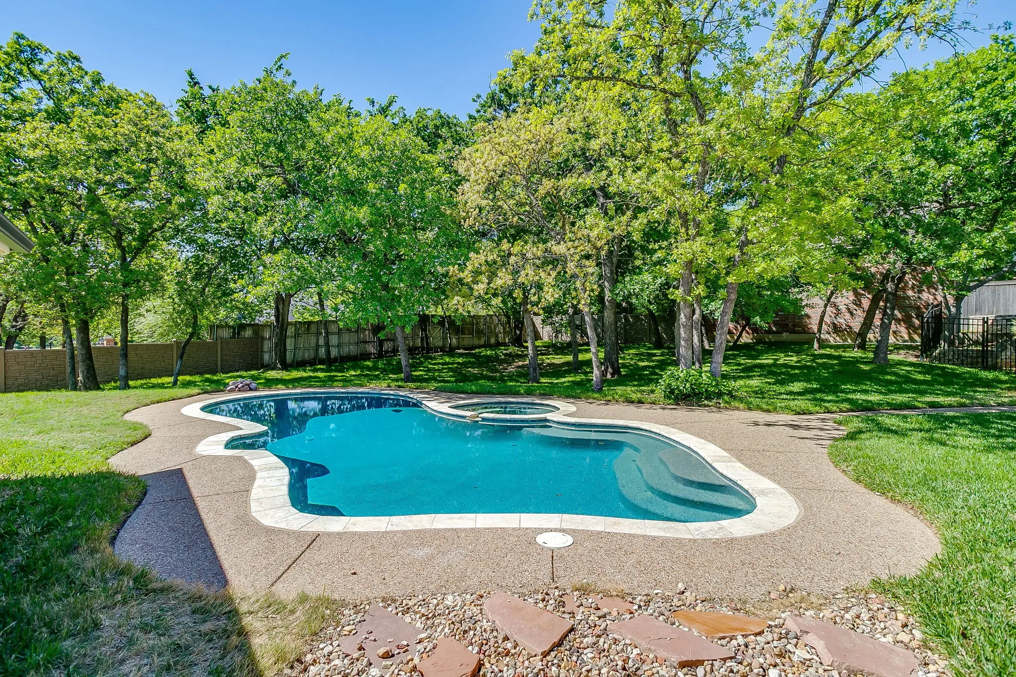 Single Family Residence For Sale in Johnson County , 312 Oak Ridge Drive, Burleson, Texas 76028, 5 Bedroom, 5 Bathroom, 4 Garage spaces, 4,238 Sqft, built in 2001, Preowned, mls#21235090, Real Estate Agent in Burleson, Homes For Sale in Johnson county, Homes For Sale in Burleson, Realtor in Burleson Texas, Real Estate Brokerage Independent Realty Texas, Luminita Cordes Realtor