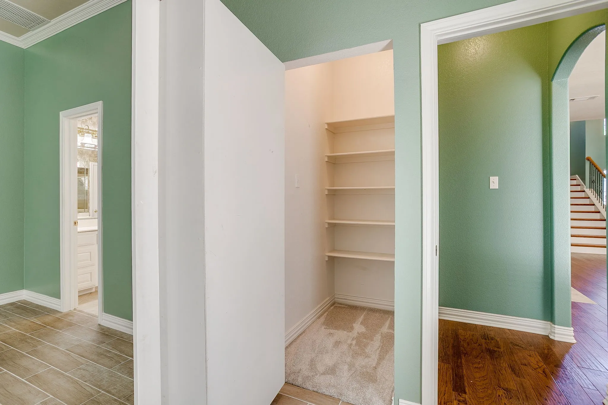 Single Family Residence For Sale in Johnson County , 312 Oak Ridge Drive, Burleson, Texas 76028, 5 Bedroom, 5 Bathroom, 4 Garage spaces, 4,238 Sqft, built in 2001, Preowned, mls#21235090, Real Estate Agent in Burleson, Homes For Sale in Johnson county, Homes For Sale in Burleson, Realtor in Burleson Texas, Real Estate Brokerage Independent Realty Texas, Luminita Cordes Realtor