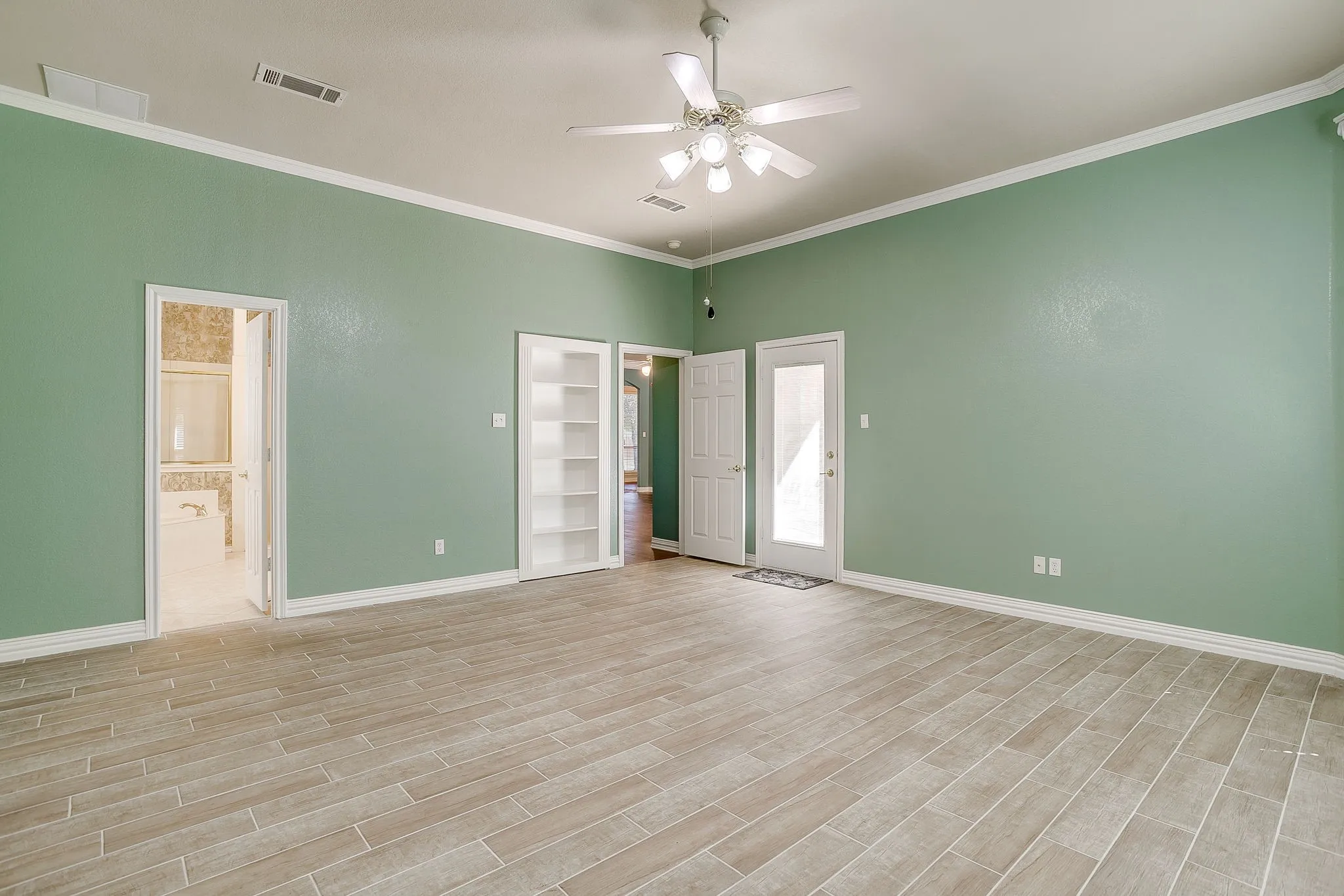 Single Family Residence For Sale in Johnson County , 312 Oak Ridge Drive, Burleson, Texas 76028, 5 Bedroom, 5 Bathroom, 4 Garage spaces, 4,238 Sqft, built in 2001, Preowned, mls#21235090, Real Estate Agent in Burleson, Homes For Sale in Johnson county, Homes For Sale in Burleson, Realtor in Burleson Texas, Real Estate Brokerage Independent Realty Texas, Luminita Cordes Realtor