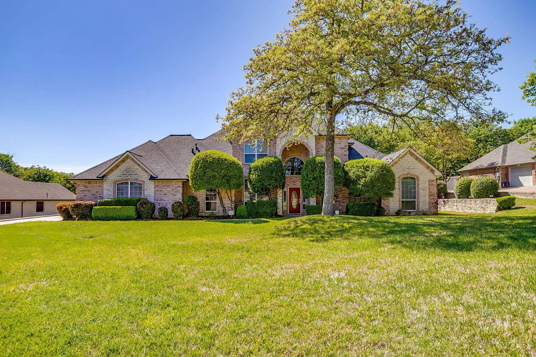 Single Family Residence For Sale in Johnson County , 312 Oak Ridge Drive, Burleson, Texas 76028, 5 Bedroom, 5 Bathroom, 4 Garage spaces, 4,238 Sqft, built in 2001, Preowned, mls#21235090, Real Estate Agent in Burleson, Homes For Sale in Johnson county, Homes For Sale in Burleson, Realtor in Burleson Texas, Real Estate Brokerage Independent Realty Texas, Luminita Cordes Realtor